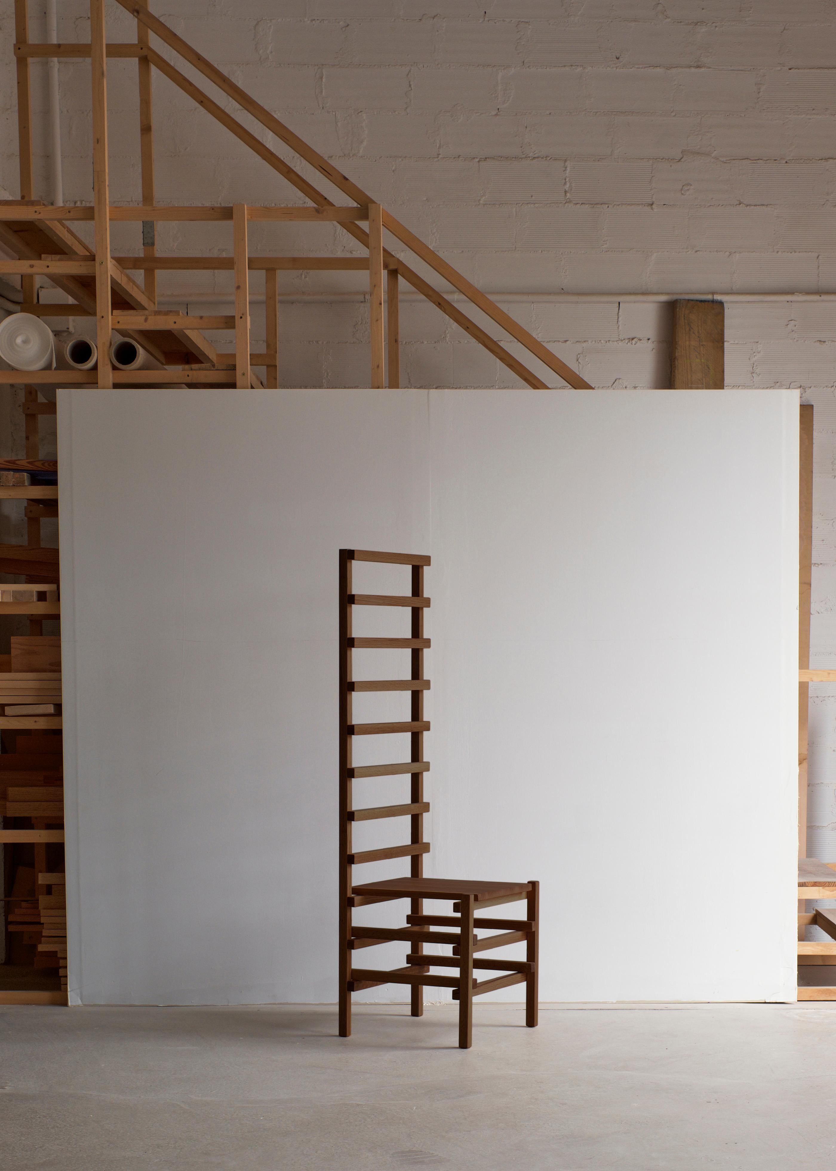 The wooden chair inspired by the flamenco tradition and Spanish heritage beautifully combines elements of tradition and the future. Crafted from solid oak, this chair captures the essence of flamenco culture while boasting a contemporary design that