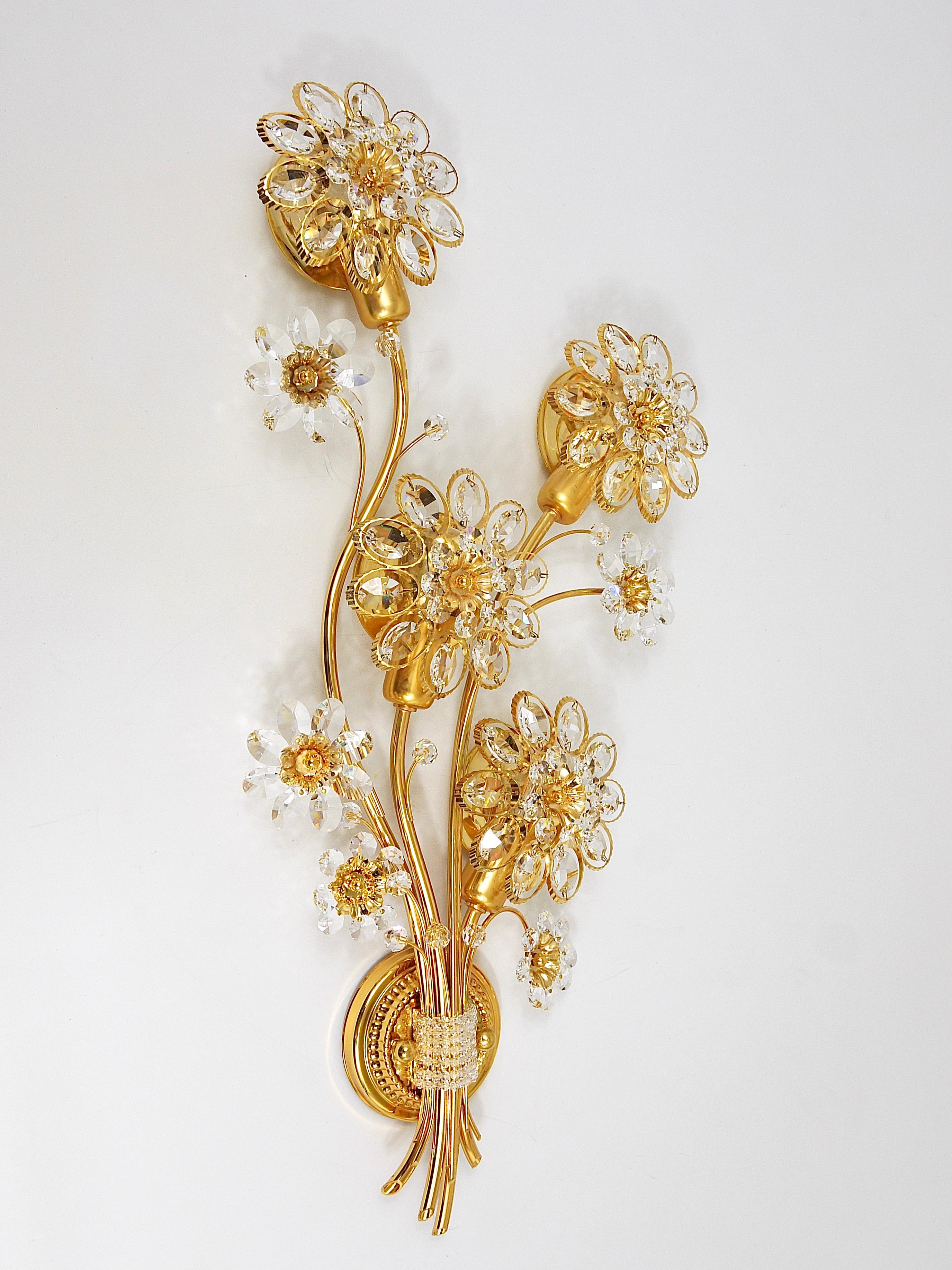 Große große Palwa-Blumen-Wandleuchte aus vergoldetem Messing mit Kristallen, 1970er Jahre (Moderne der Mitte des Jahrhunderts) im Angebot