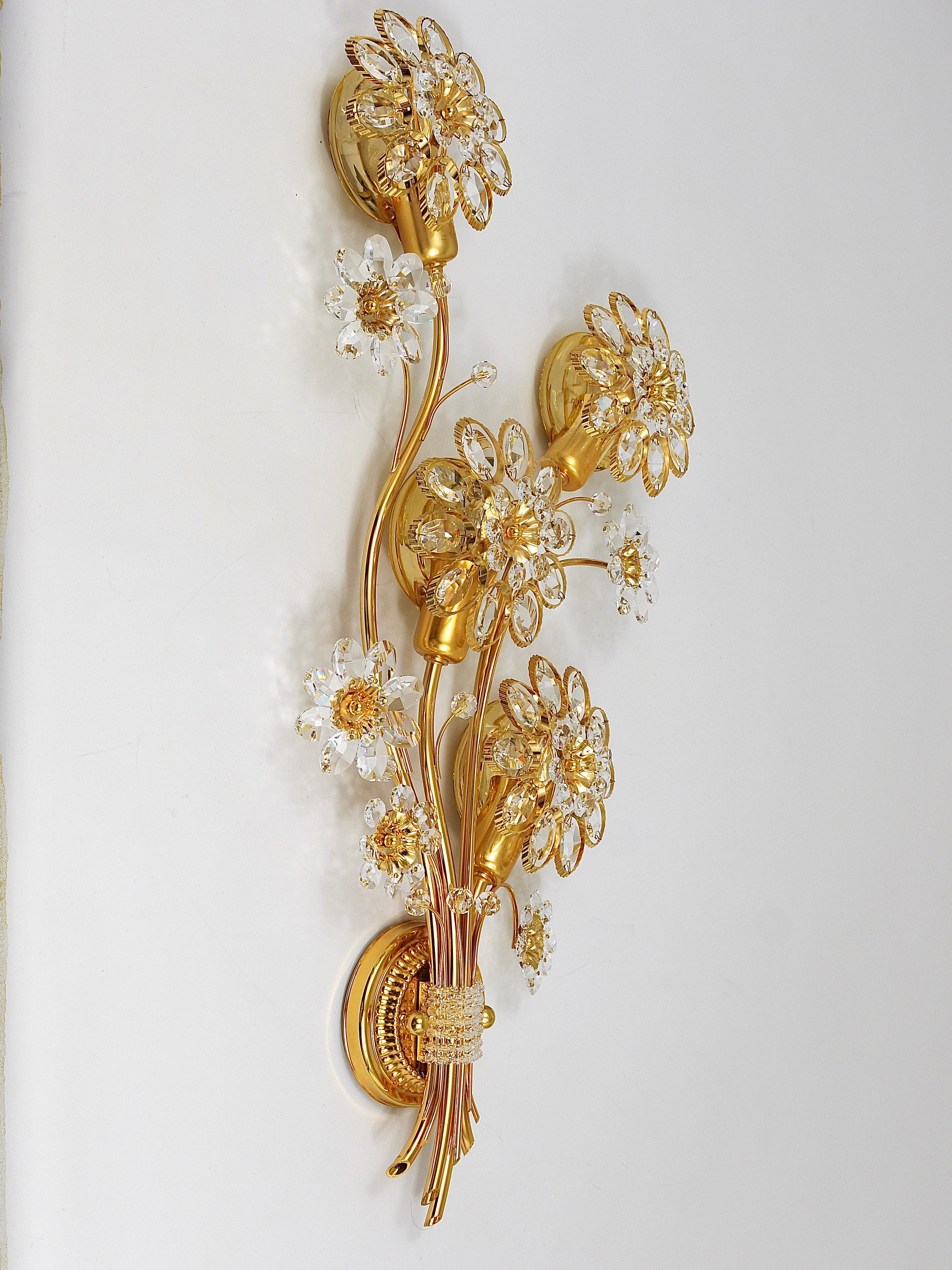 Große große Palwa-Blumen-Wandleuchte aus vergoldetem Messing mit Kristallen, 1970er Jahre (Deutsch) im Angebot