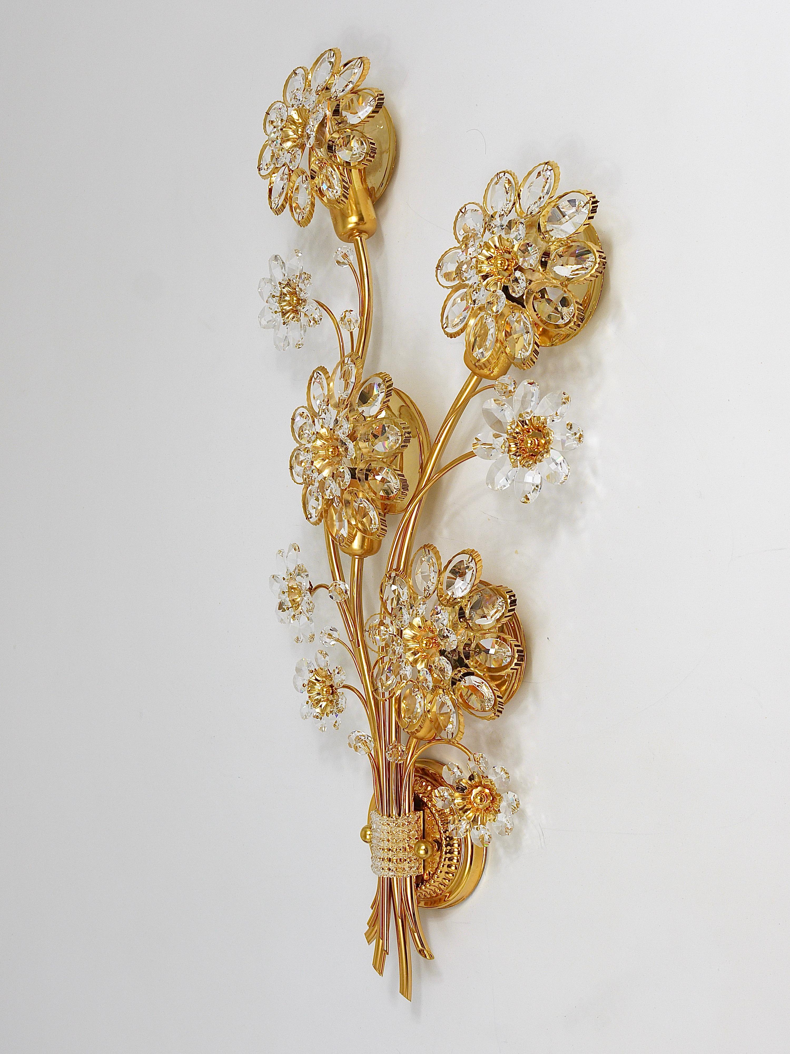 Große große Palwa-Blumen-Wandleuchte aus vergoldetem Messing mit Kristallen, 1970er Jahre im Angebot 1