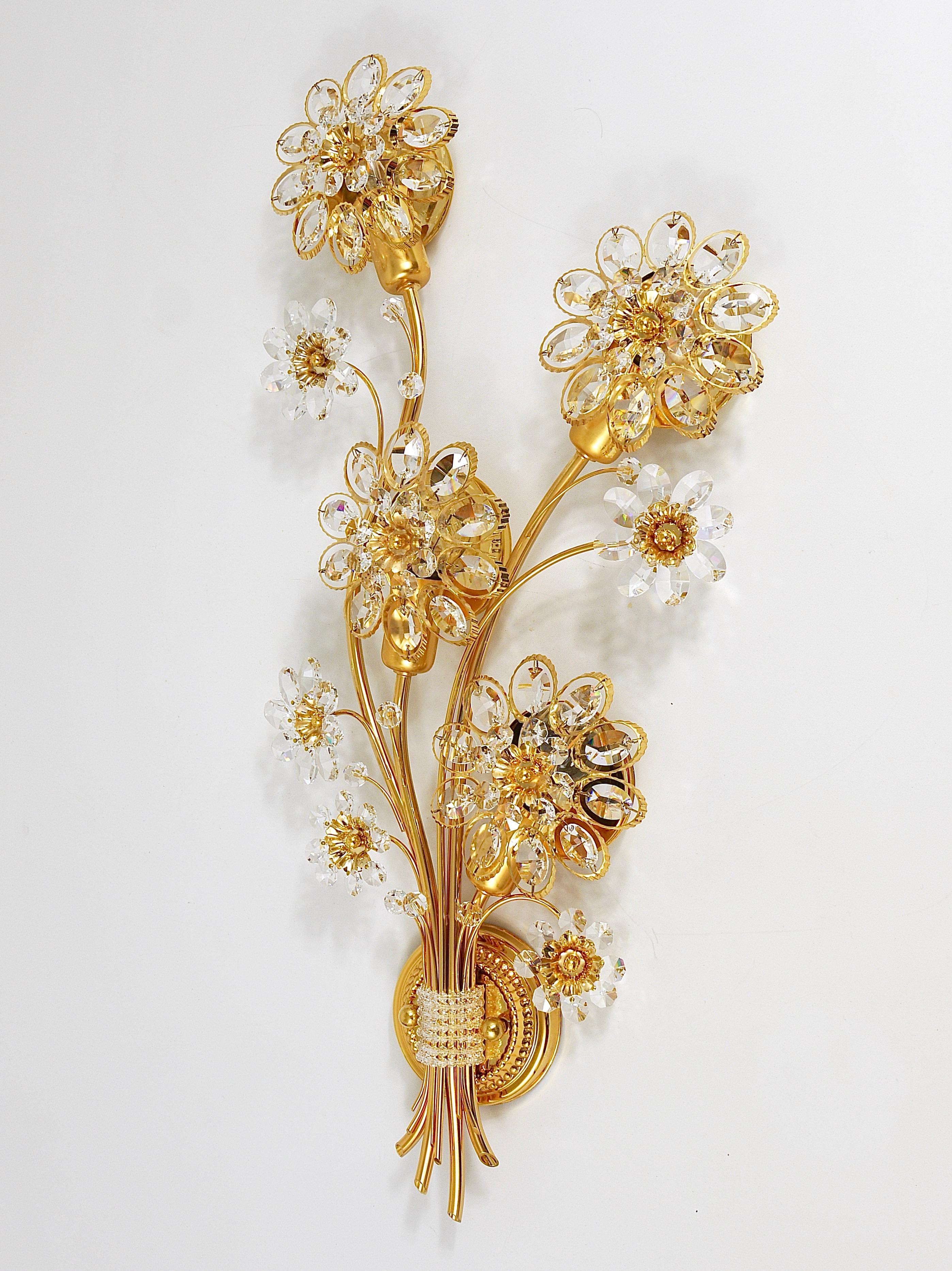 Große große Palwa-Blumen-Wandleuchte aus vergoldetem Messing mit Kristallen, 1970er Jahre im Angebot 2