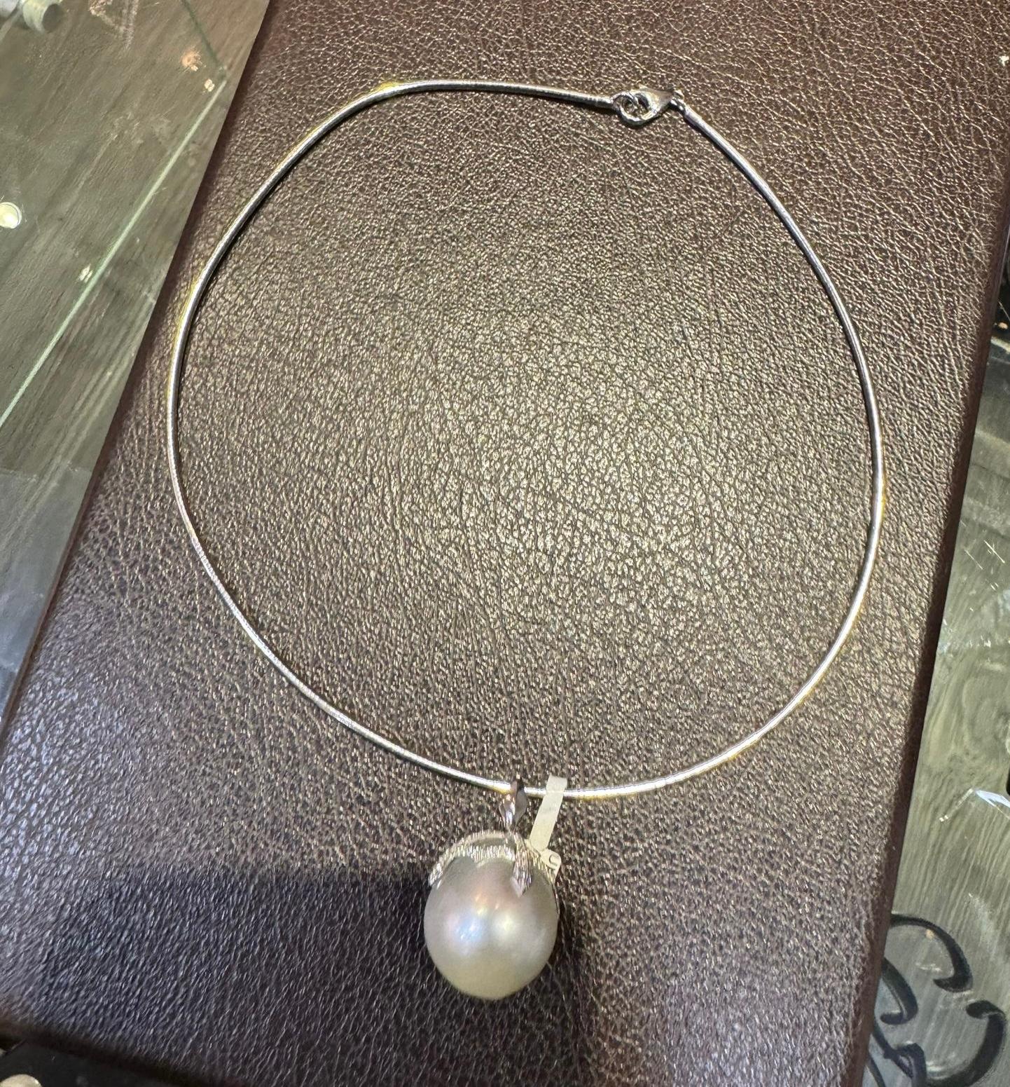Big CULTURED PEARL AND DIAMOND PENDANT/NECKLACE
Cultured pearl
Brilliant-cut diamonds, approx. 0.75ct total
French assay marks
Lengths: pendant 3.2cm, necklace 42.4cm
Weight approx. 31.0g
Clasp marked 750.

CULTURED PEARL
Measuring very approx. 20.5