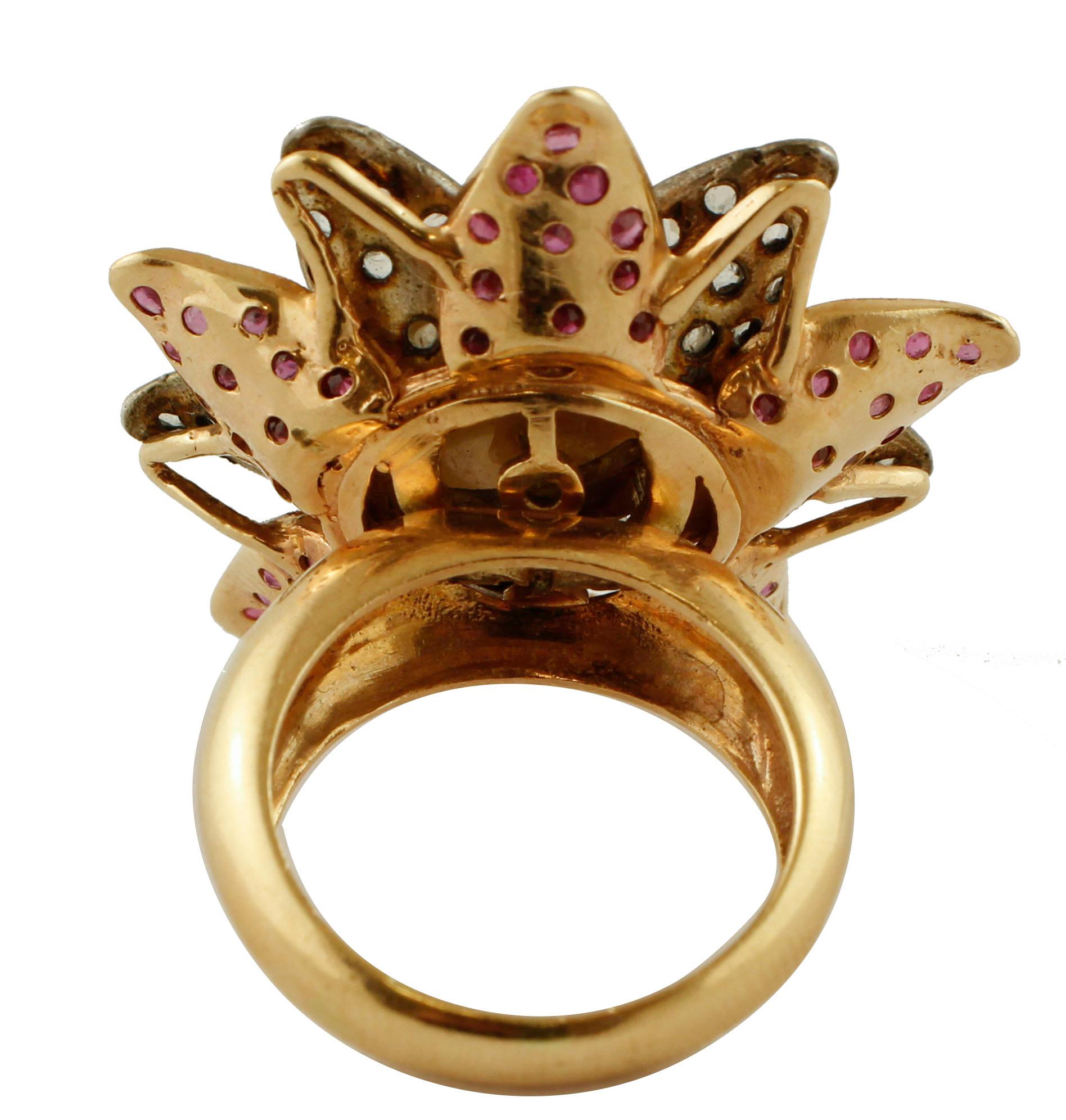Rétro Bague fleur en or rose 14 carats, diamants, rubis et grande perle en vente