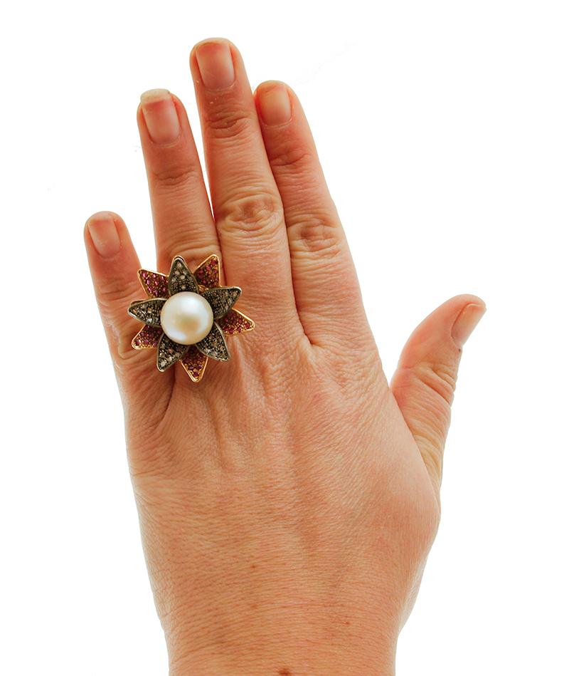 Big Pearl, Diamonds, Rubies, 14 Karat Rose Gold and Silver Flower Ring In Good Condition For Sale In Marcianise, Marcianise (CE)