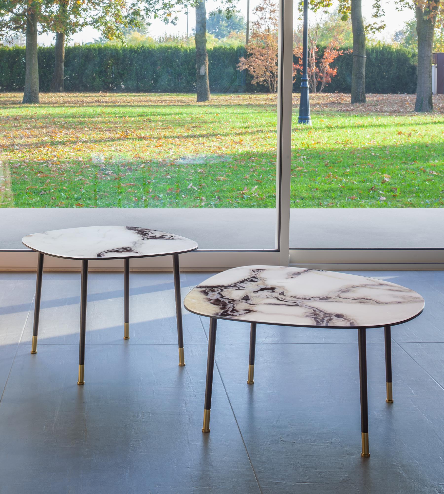 Big Pebble Coffee Table by Morica Design
Dimensions: D 58 x W 57 x H 30 cm.
Materials: Trinity White glass, metal.

Available in Breccia Imperiale, Patagonia, or Trinity White glass. Please contact us.

Coffee table with epoxy powder-coated metal
