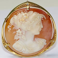 Grand pendentif, rehausseur ou broche en or 18 carats avec pierres précieuses et diamants