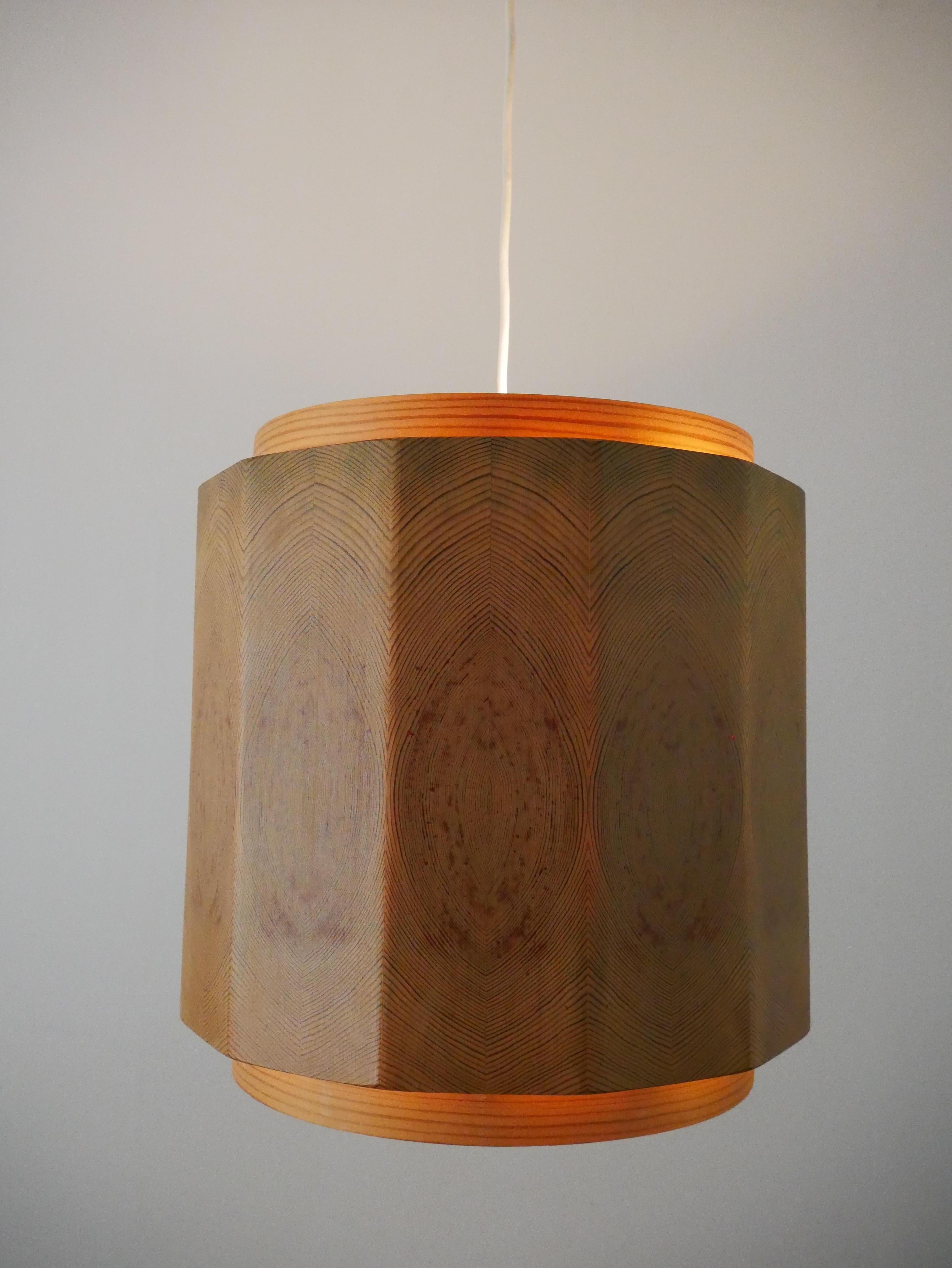 Lampe à suspension Bigli par Leif Wikner 

Fabriqué en pin fin des années 1960. 
En parfait état.

Hauteur : 48,5 cm
Diamètre : 21 cm
