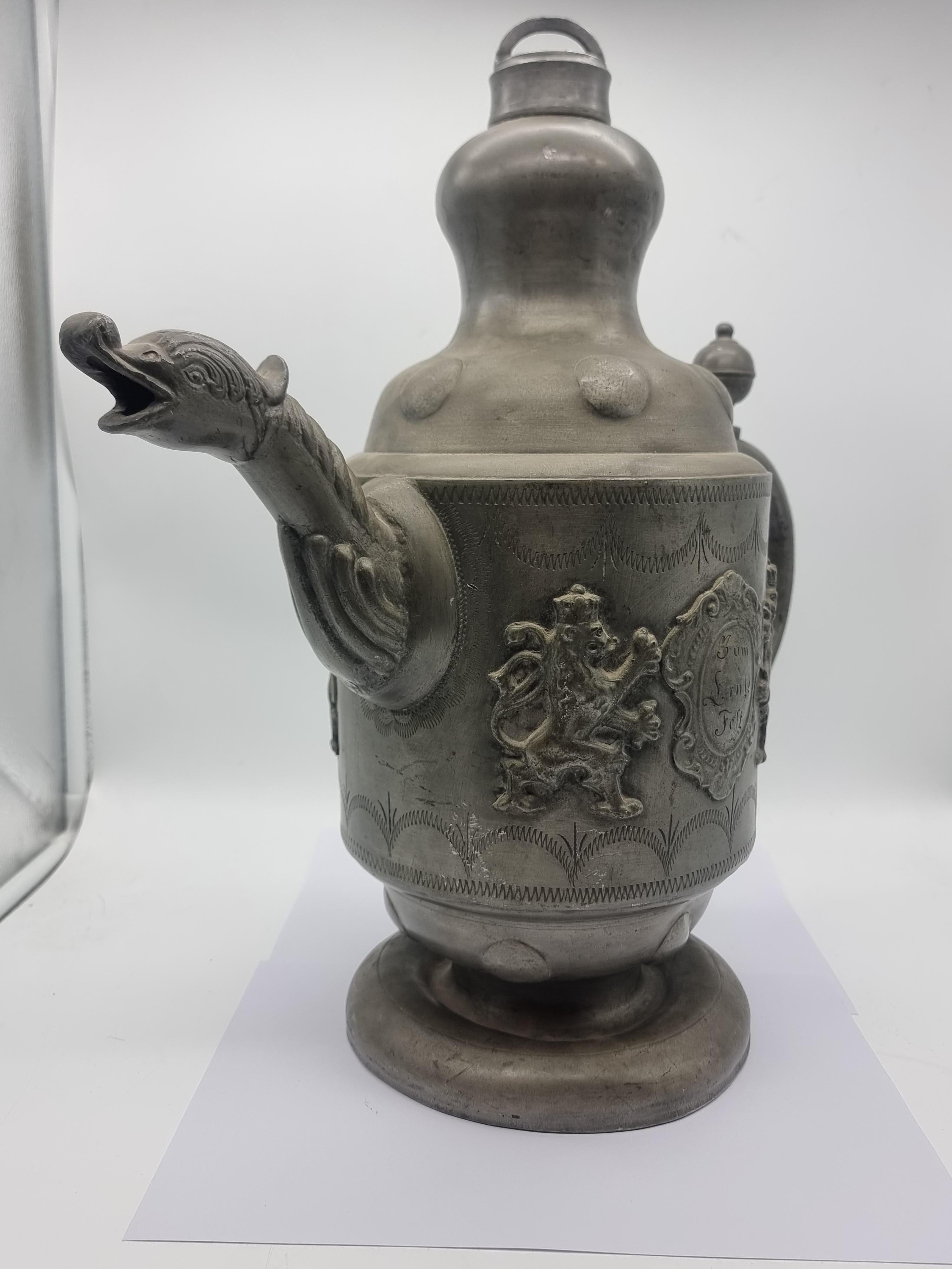Big Pewter Jug / Can Plastic Lions Etain Tin en vente 5