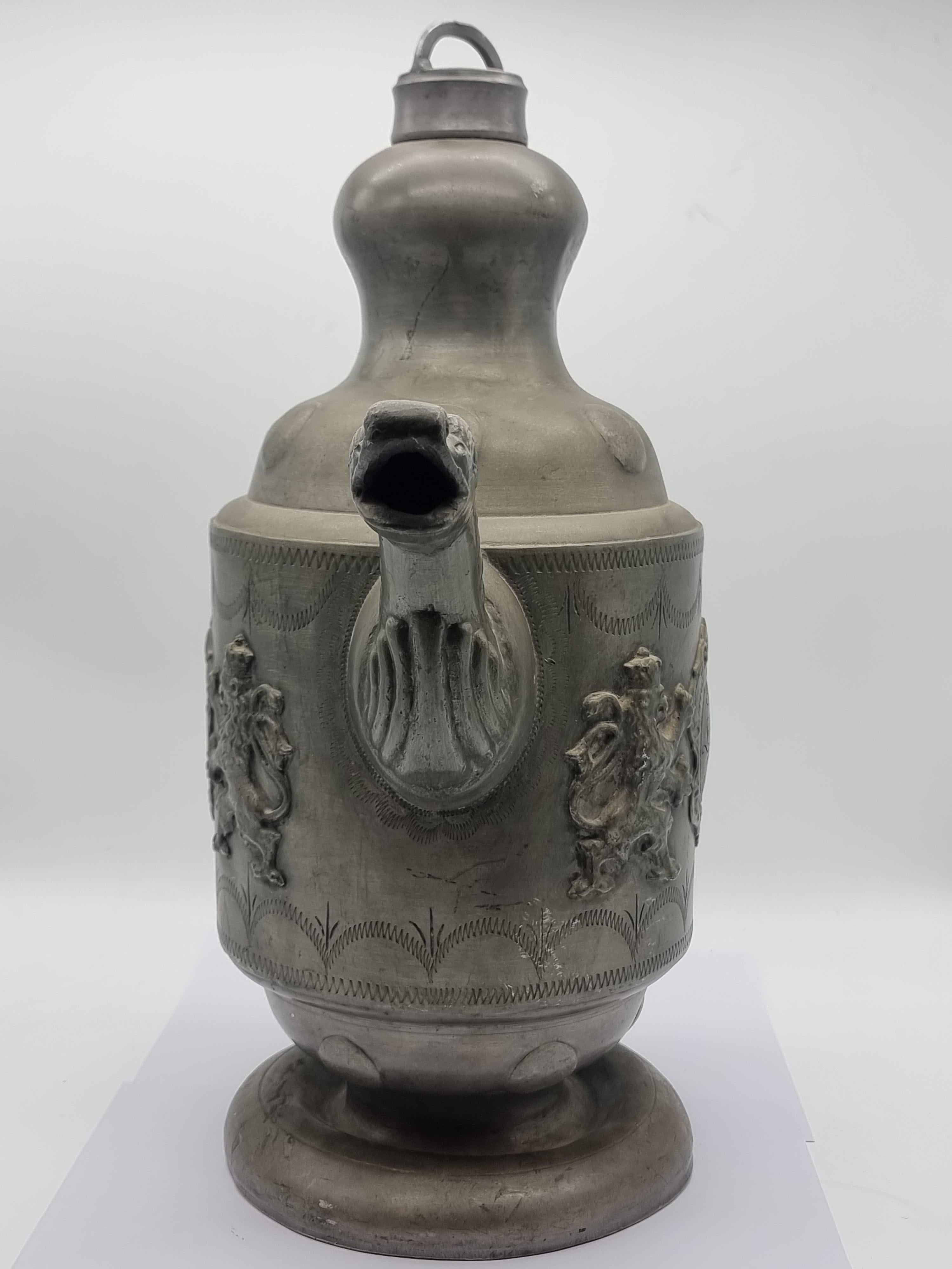 Big Pewter Jug / Can Plastic Lions Etain Tin en vente 6