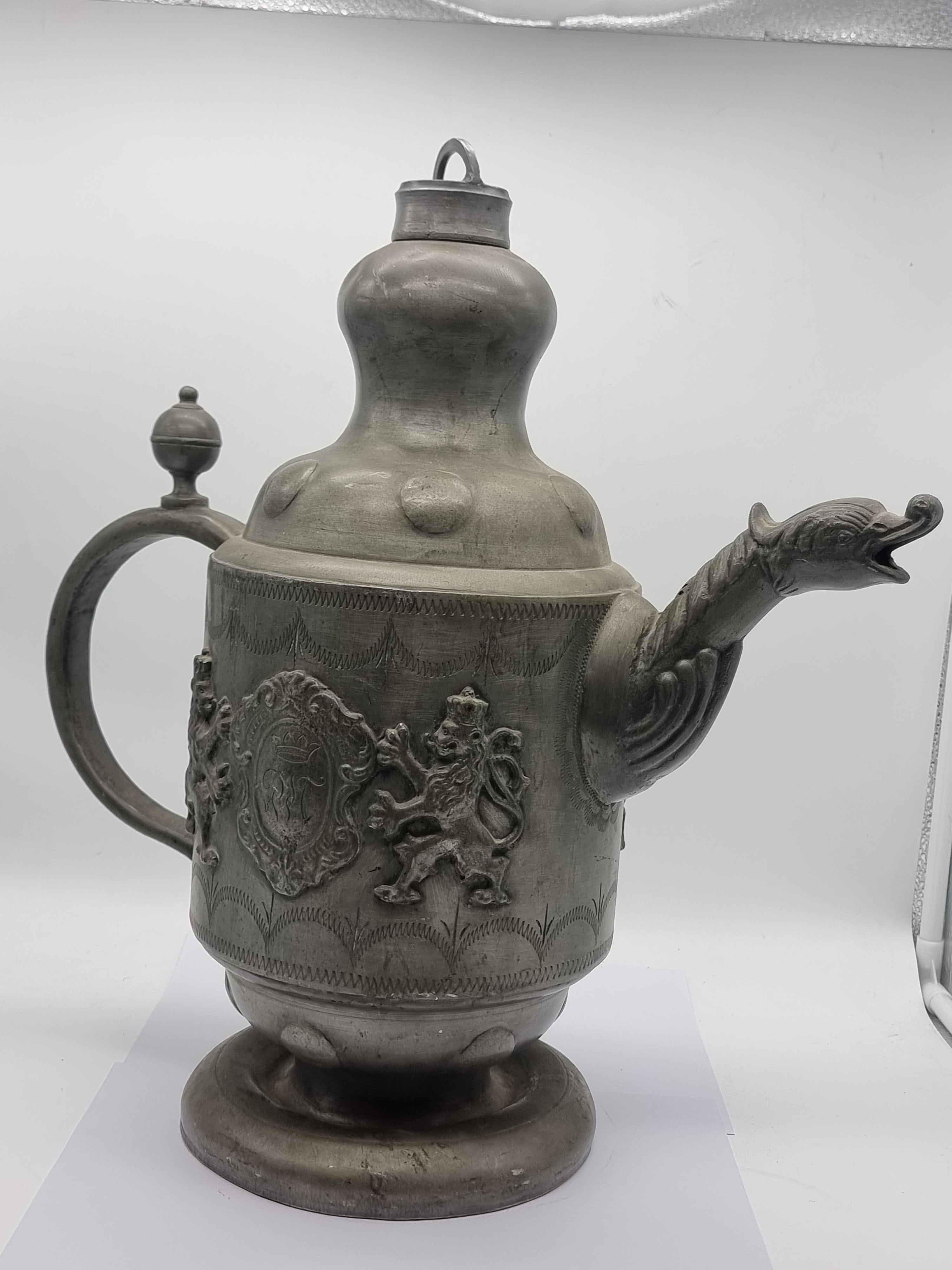 Big Pewter Jug / Can Plastic Lions Etain Tin en vente 7