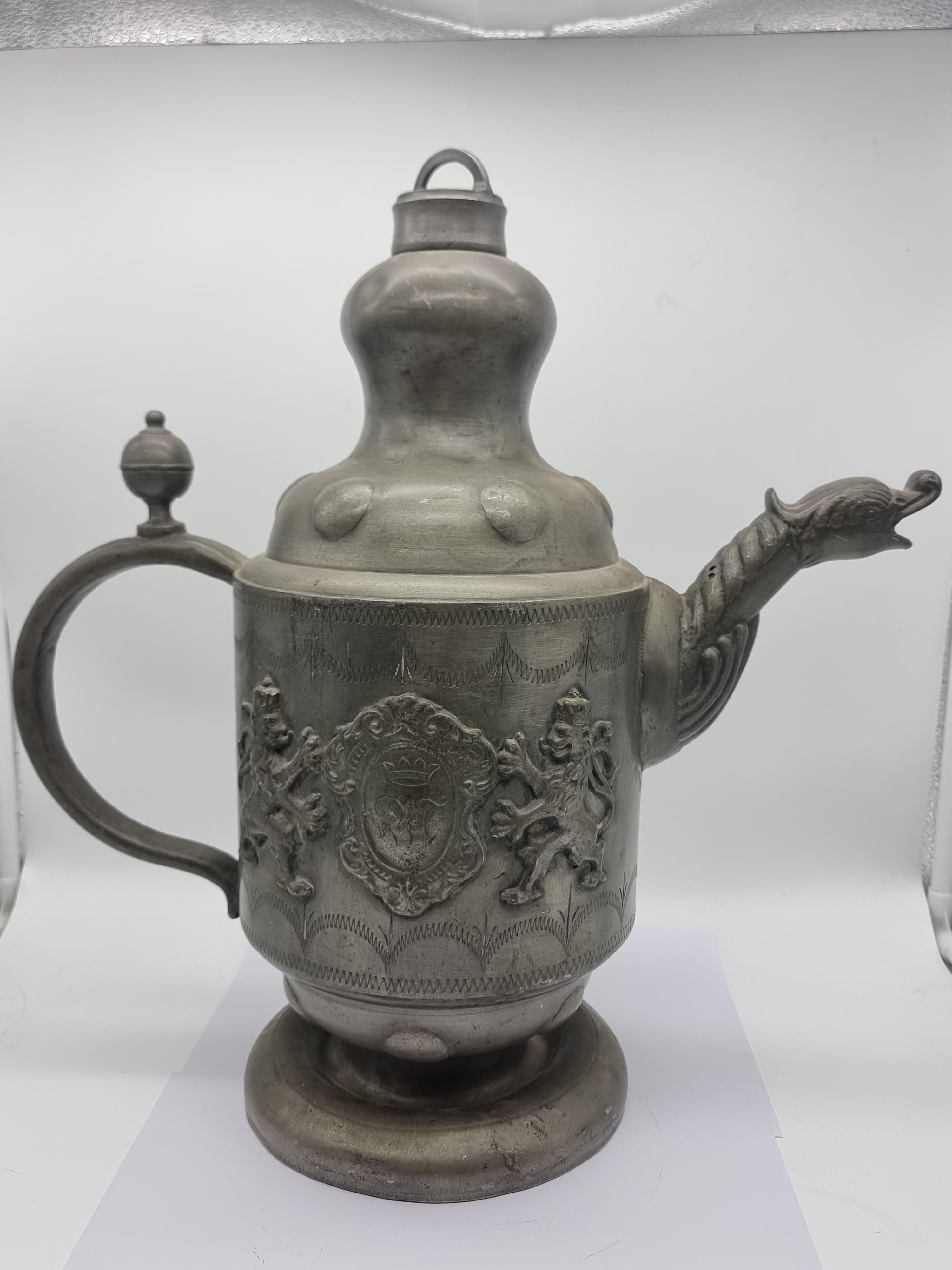 Big Pewter Jug / Can Plastic Lions Etain Tin en vente 8