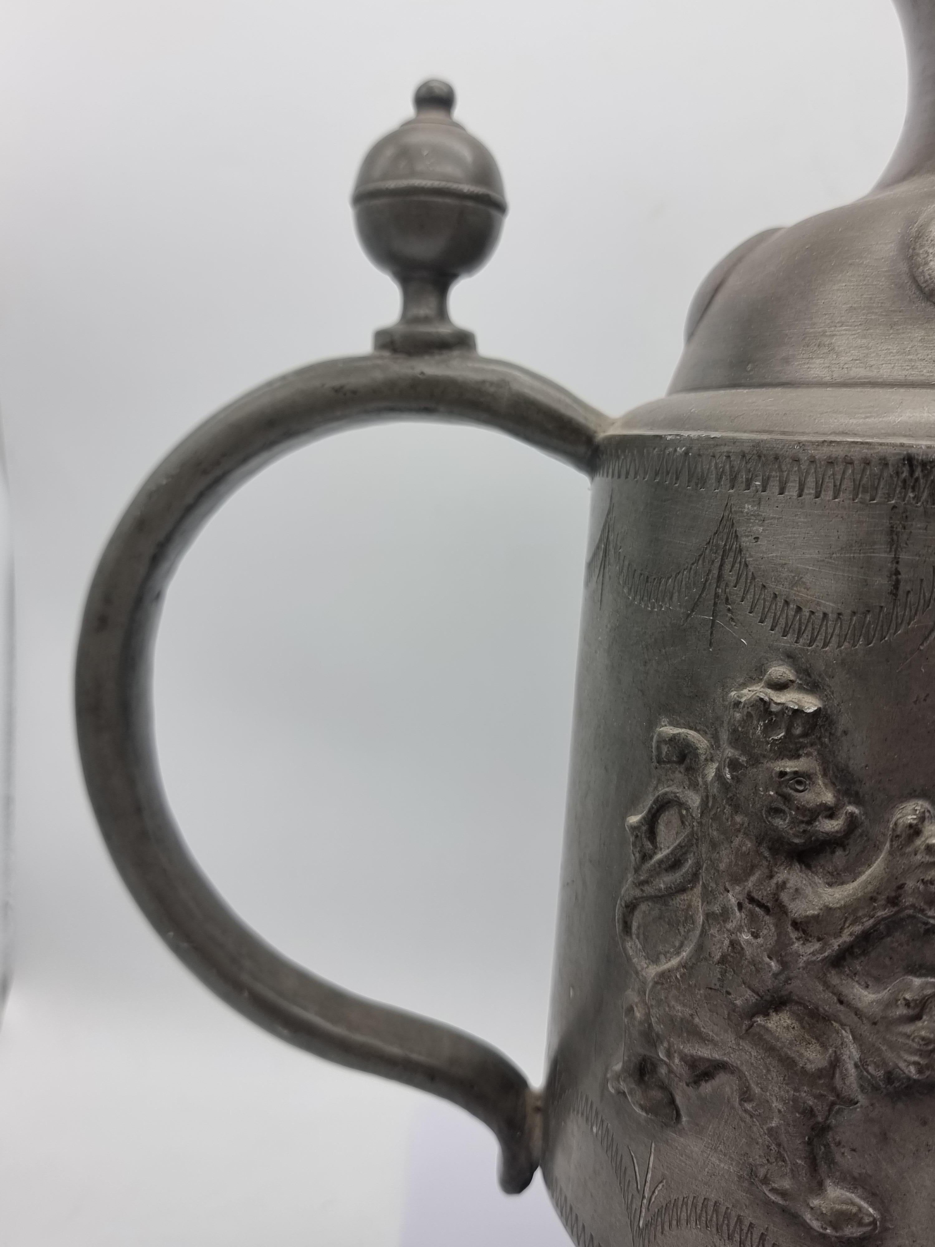 Big Pewter Jug / Can Plastic Lions Etain Tin en vente 11