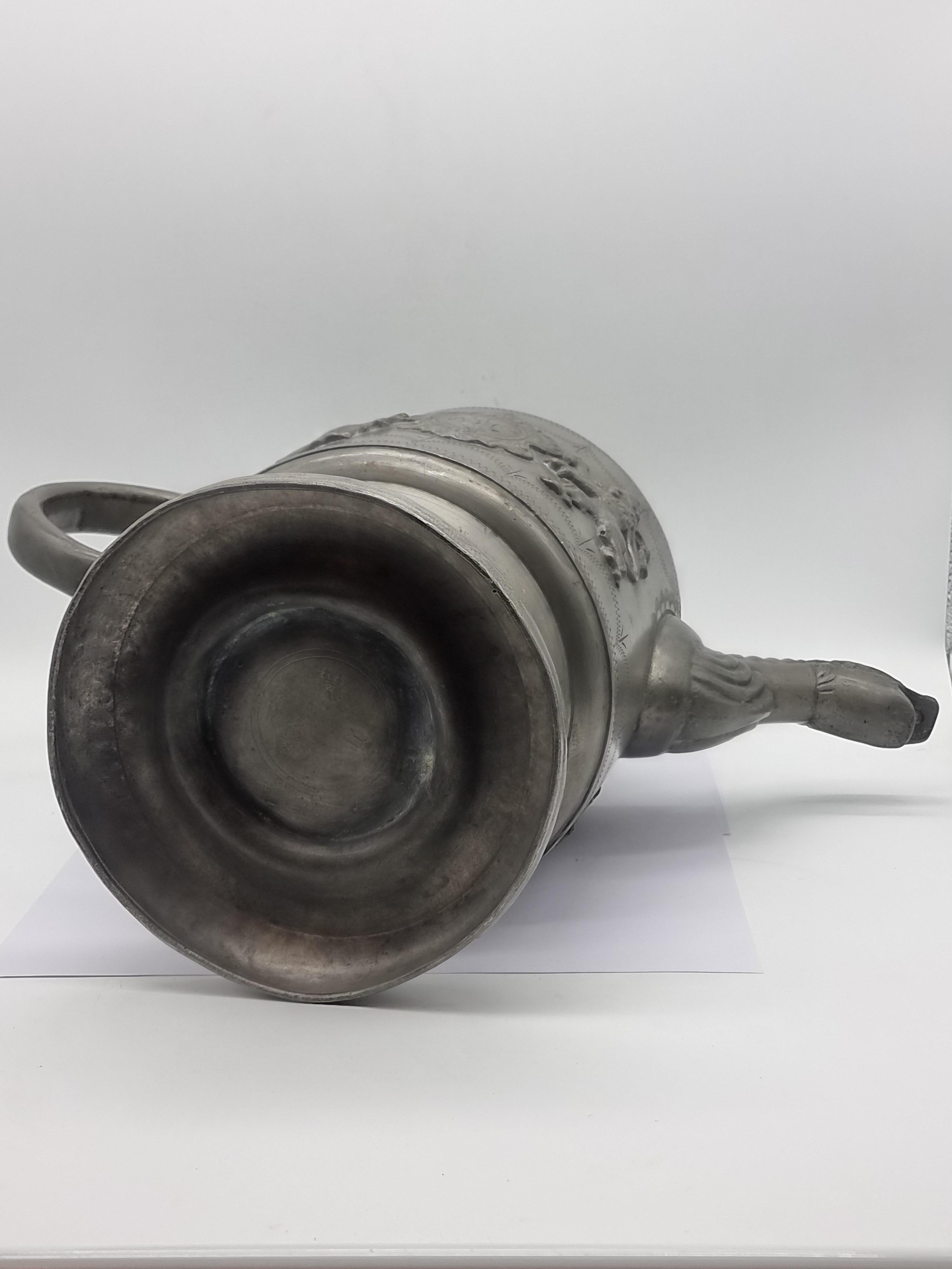 Big Pewter Jug / Can Plastic Lions Etain Tin en vente 12