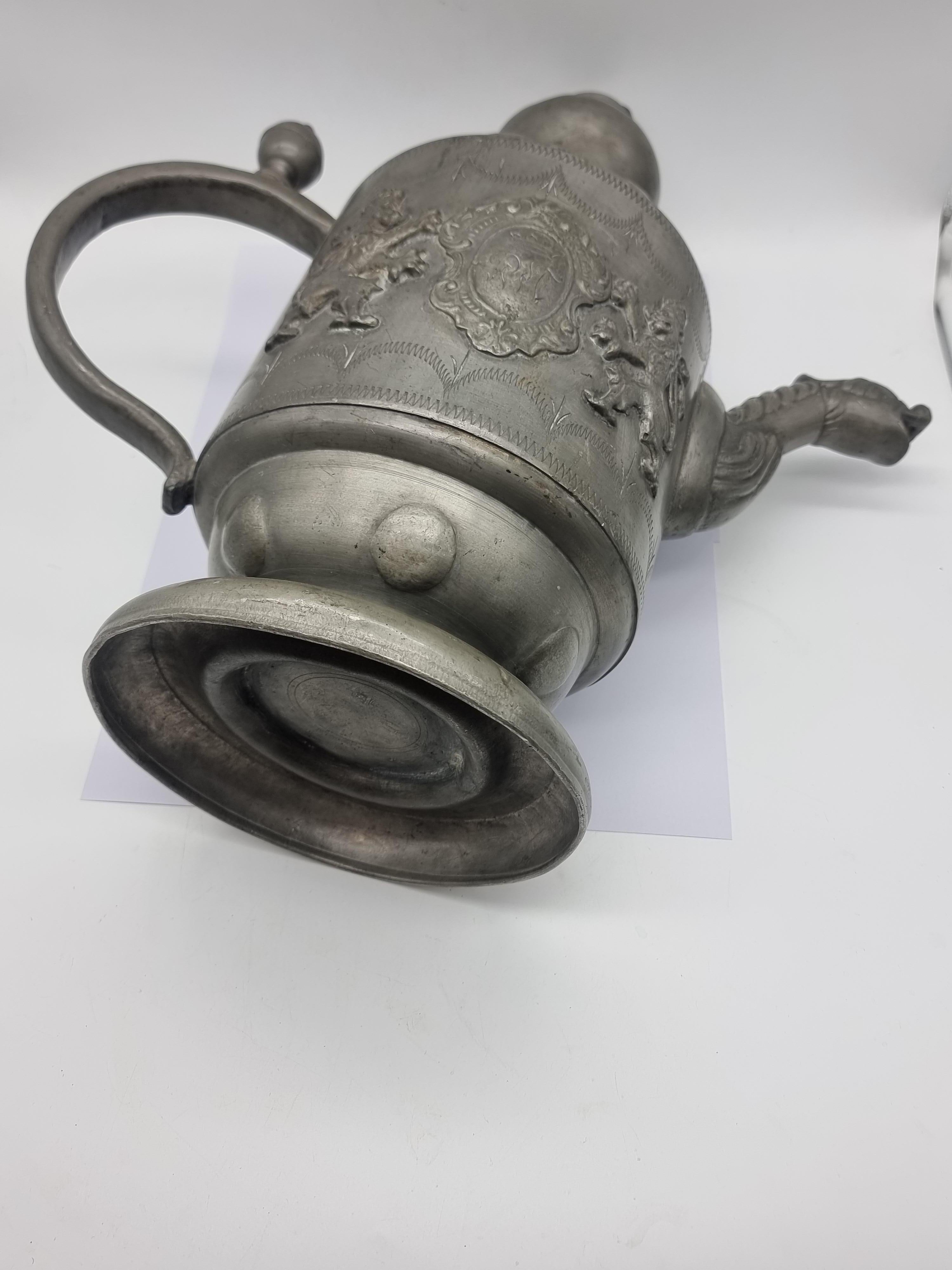 Big Pewter Jug / Can Plastic Lions Etain Tin en vente 13
