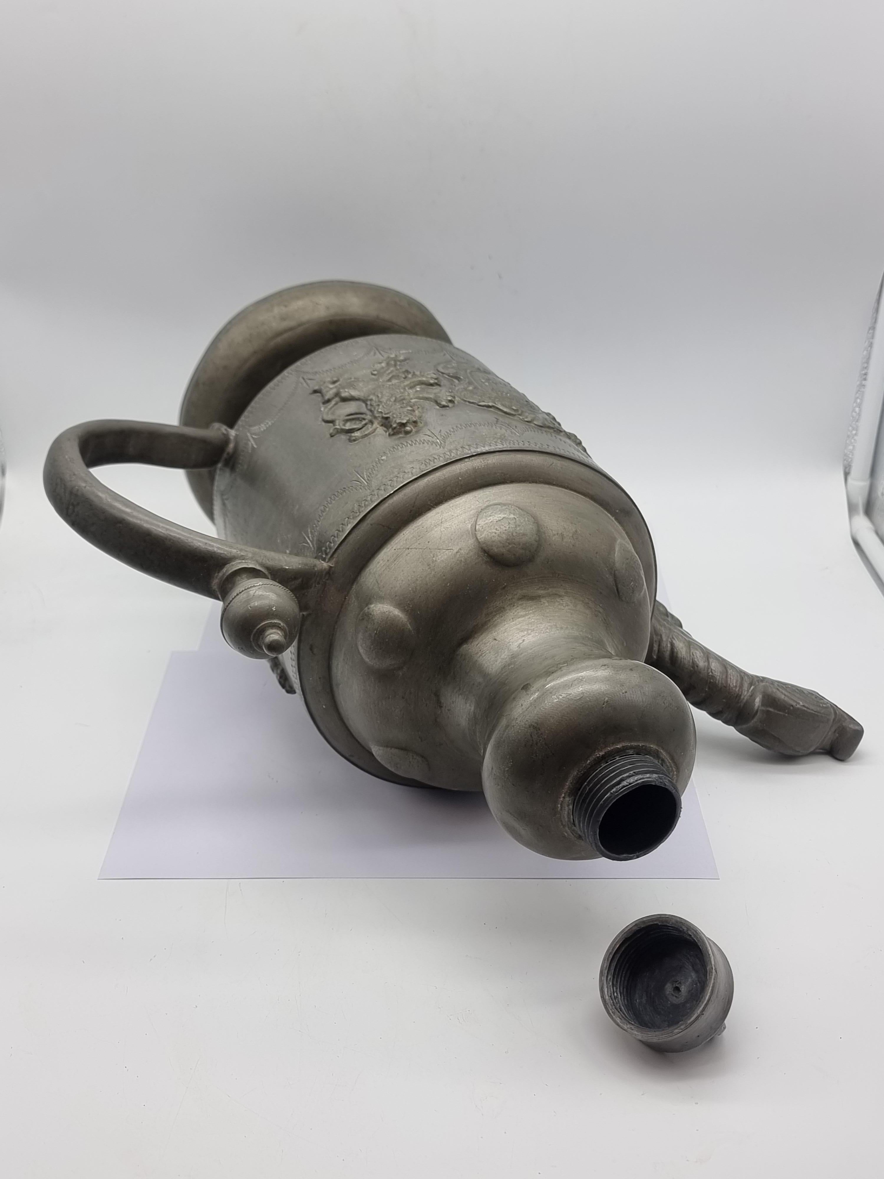 Big Pewter Jug / Can Plastic Lions Etain Tin en vente 14