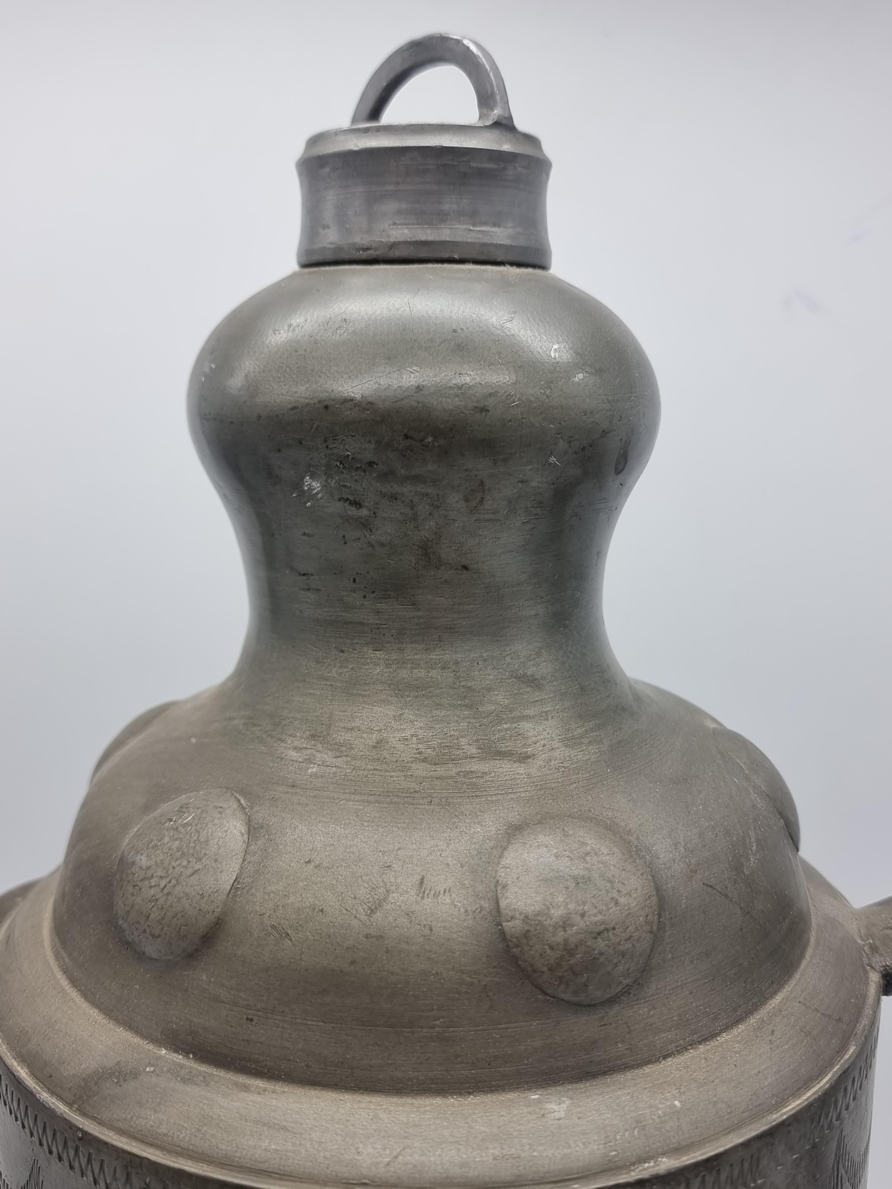 Big Pewter Jug / Can Plastic Lions Etain Tin Bon état - En vente à Berlin, DE