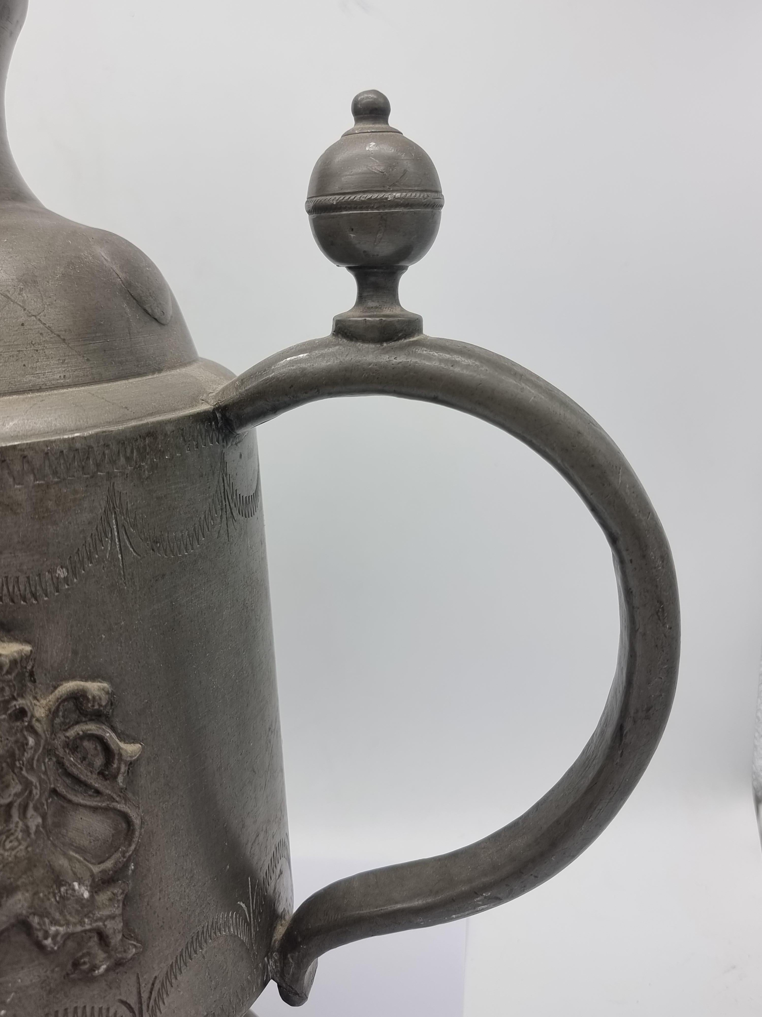 XIXe siècle Big Pewter Jug / Can Plastic Lions Etain Tin en vente
