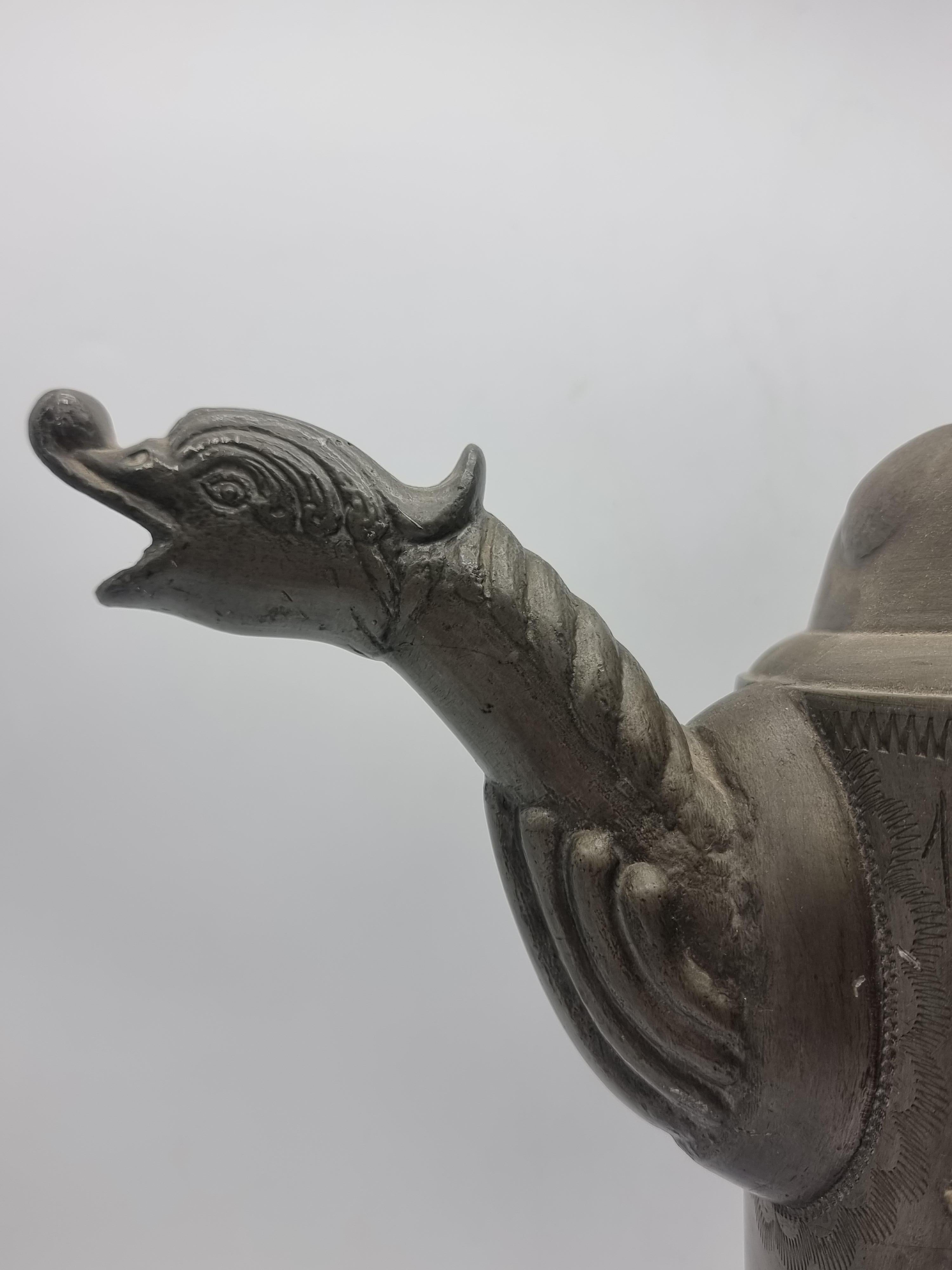 Étain Big Pewter Jug / Can Plastic Lions Etain Tin en vente