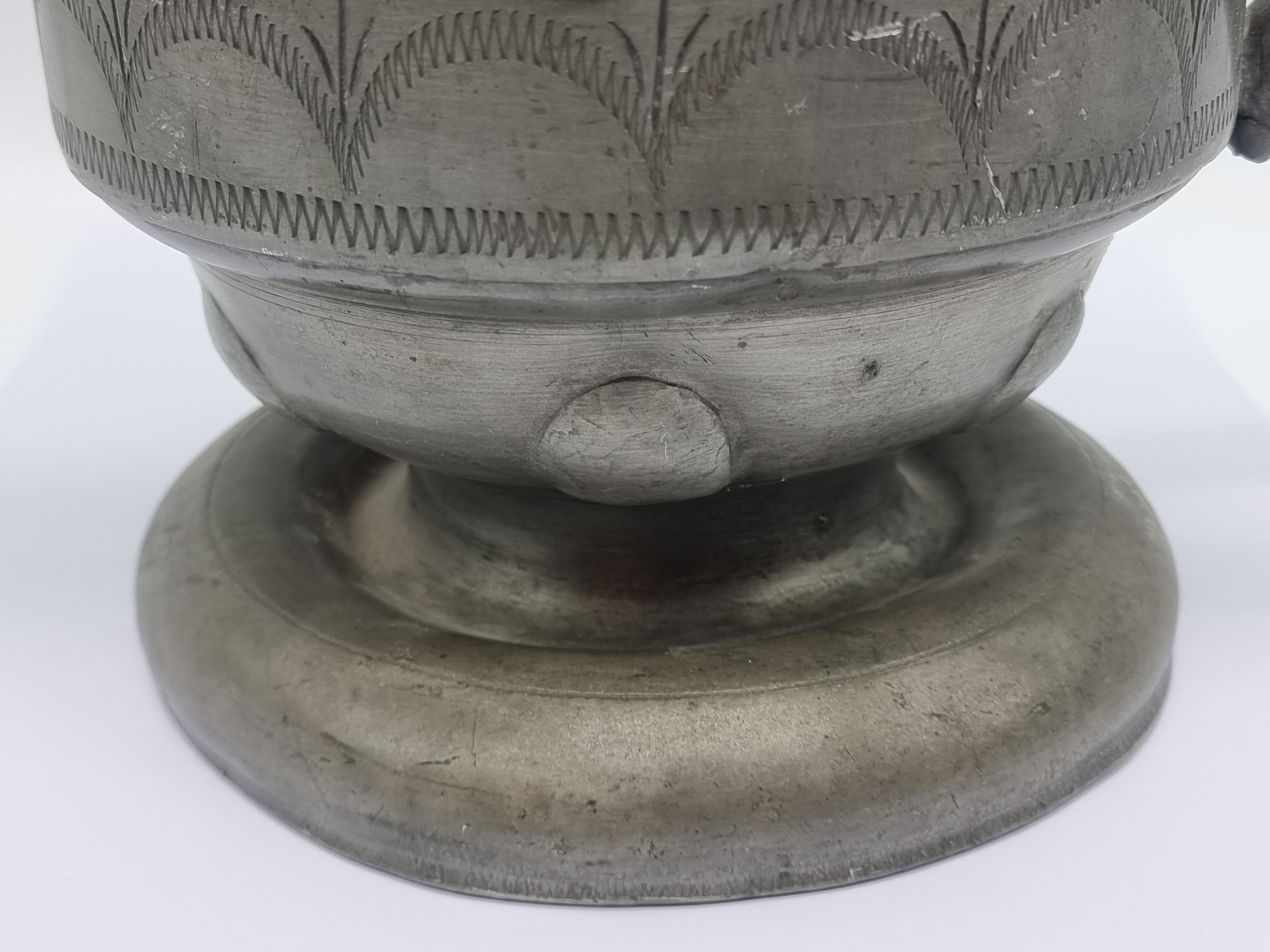 Big Pewter Jug / Can Plastic Lions Etain Tin en vente 2