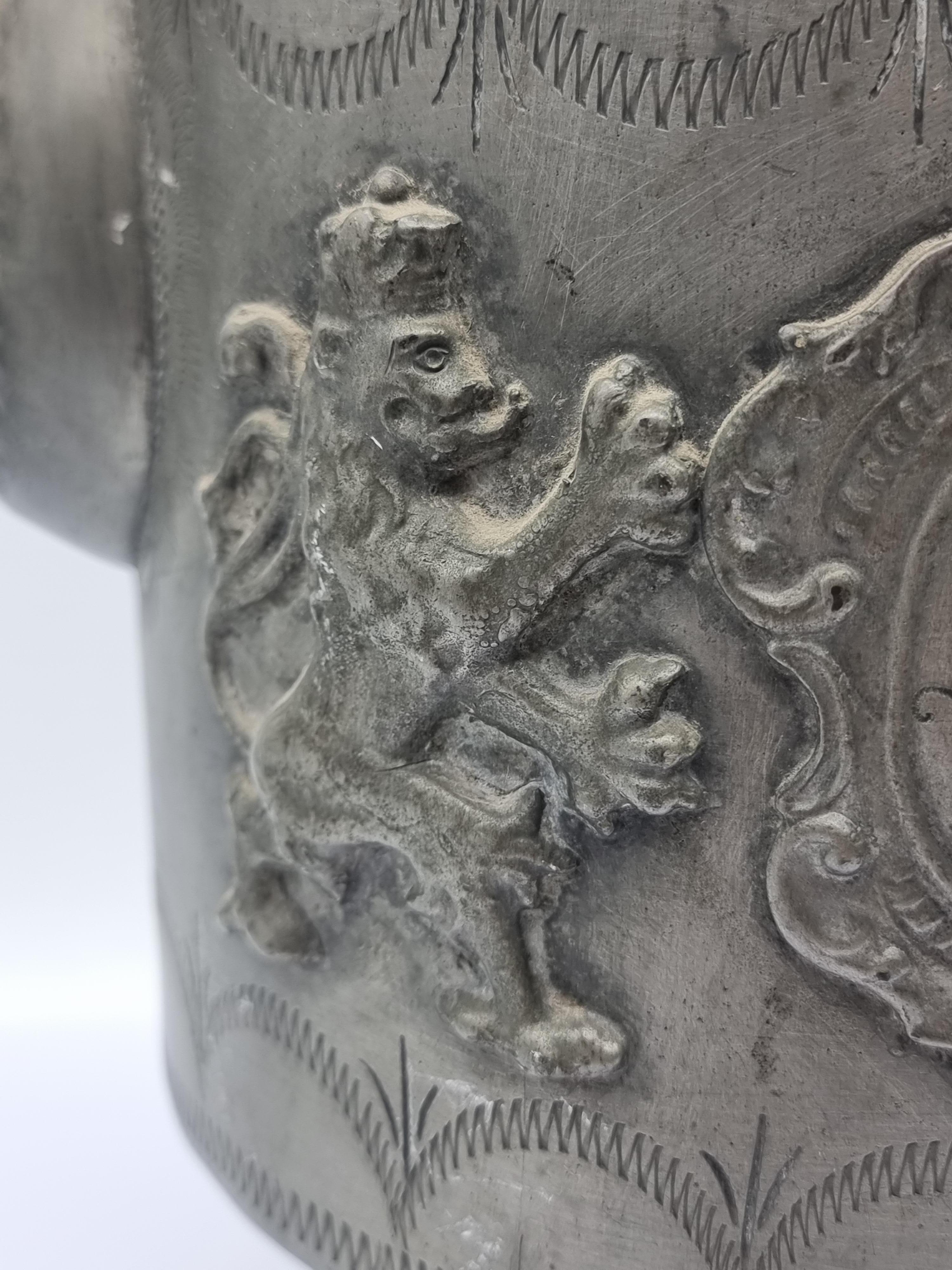 Big Pewter Jug / Can Plastic Lions Etain Tin en vente 3