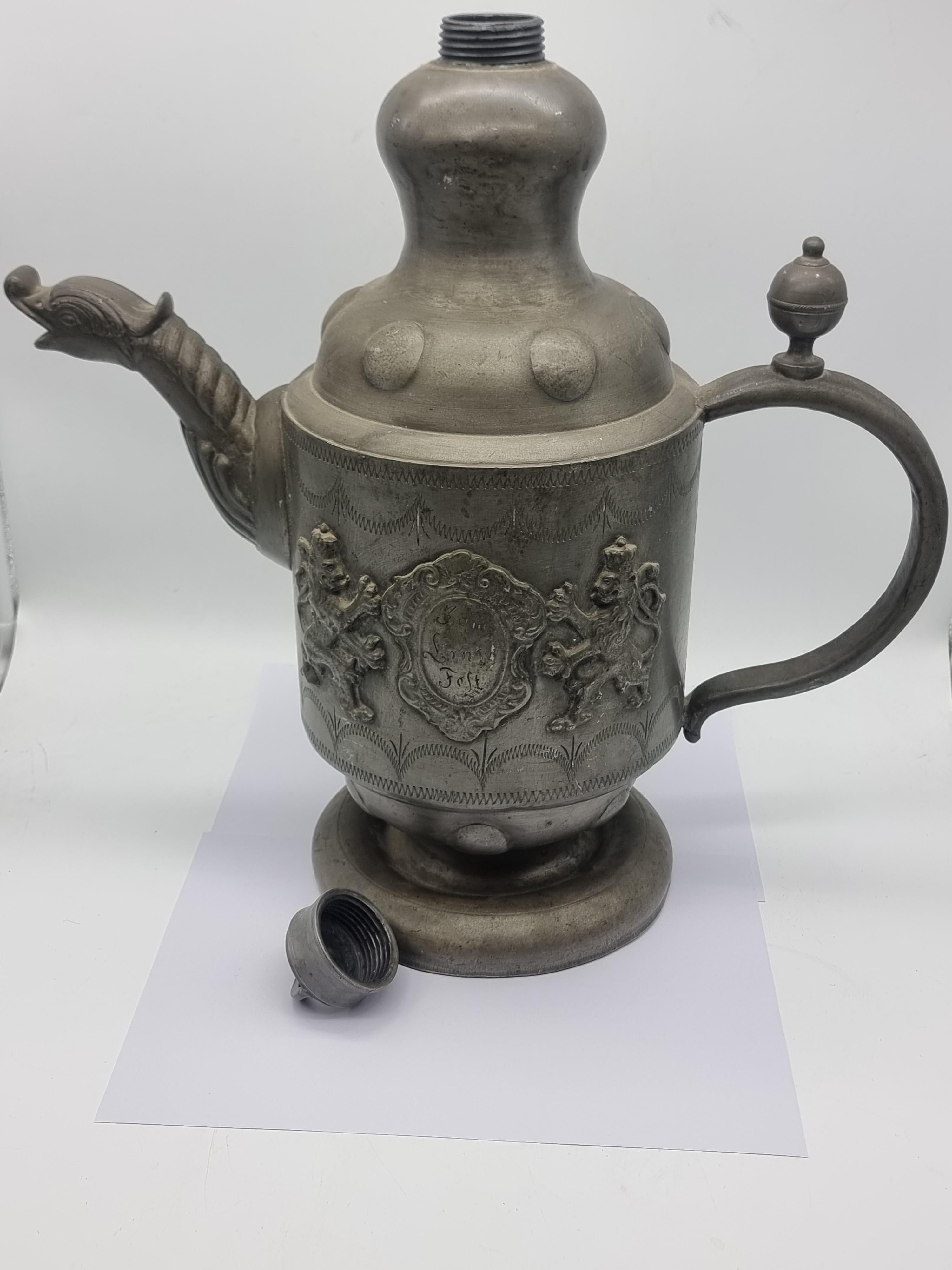 Big Pewter Jug / Can Plastic Lions Etain Tin en vente 4