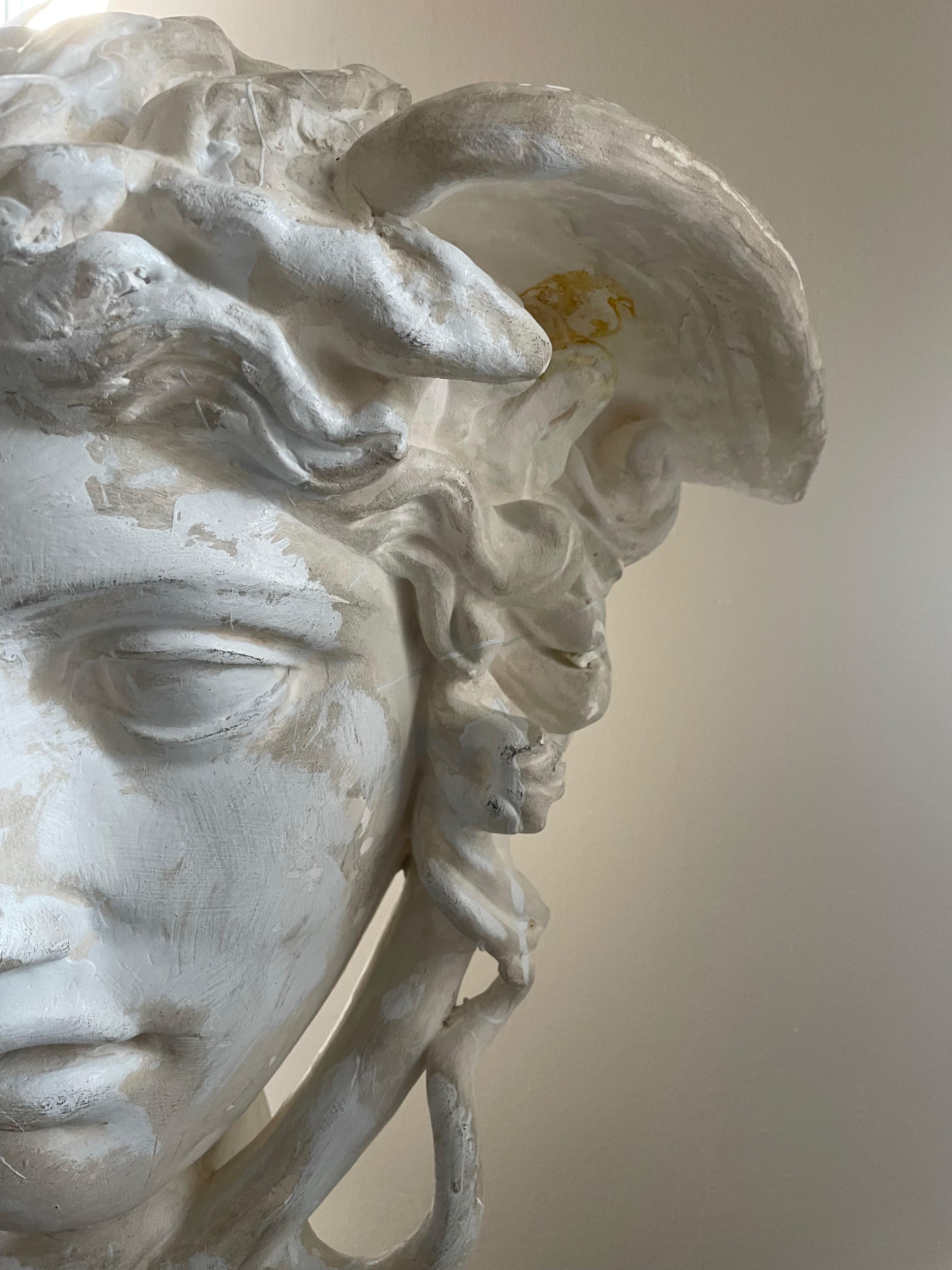 Greco classico Grande scultura in gesso con testa di Medusa, Belgio 1960 in vendita