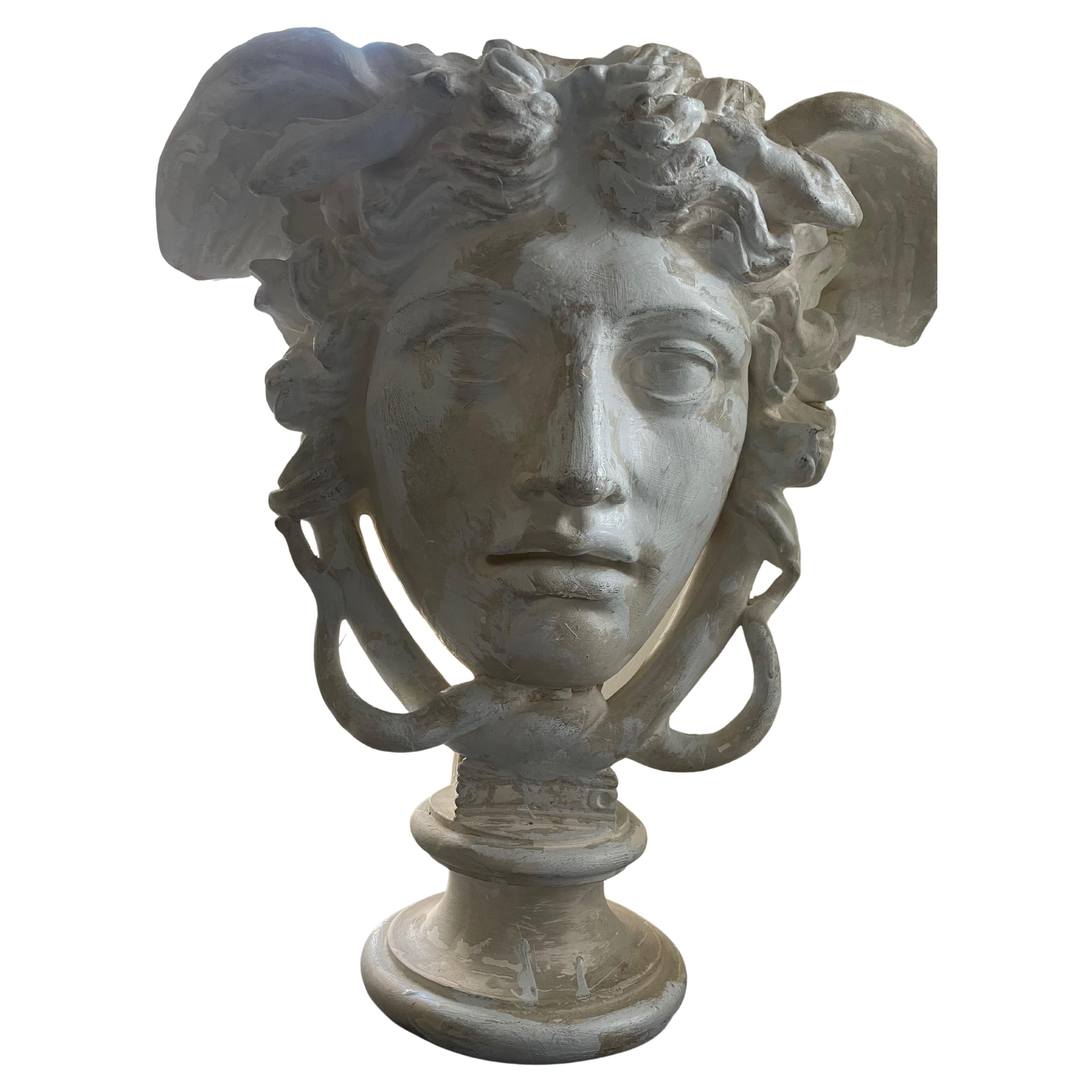 Da uno studio di scultura, raffinata scultura in gesso di Medusa.
Belgio, circa 1960.