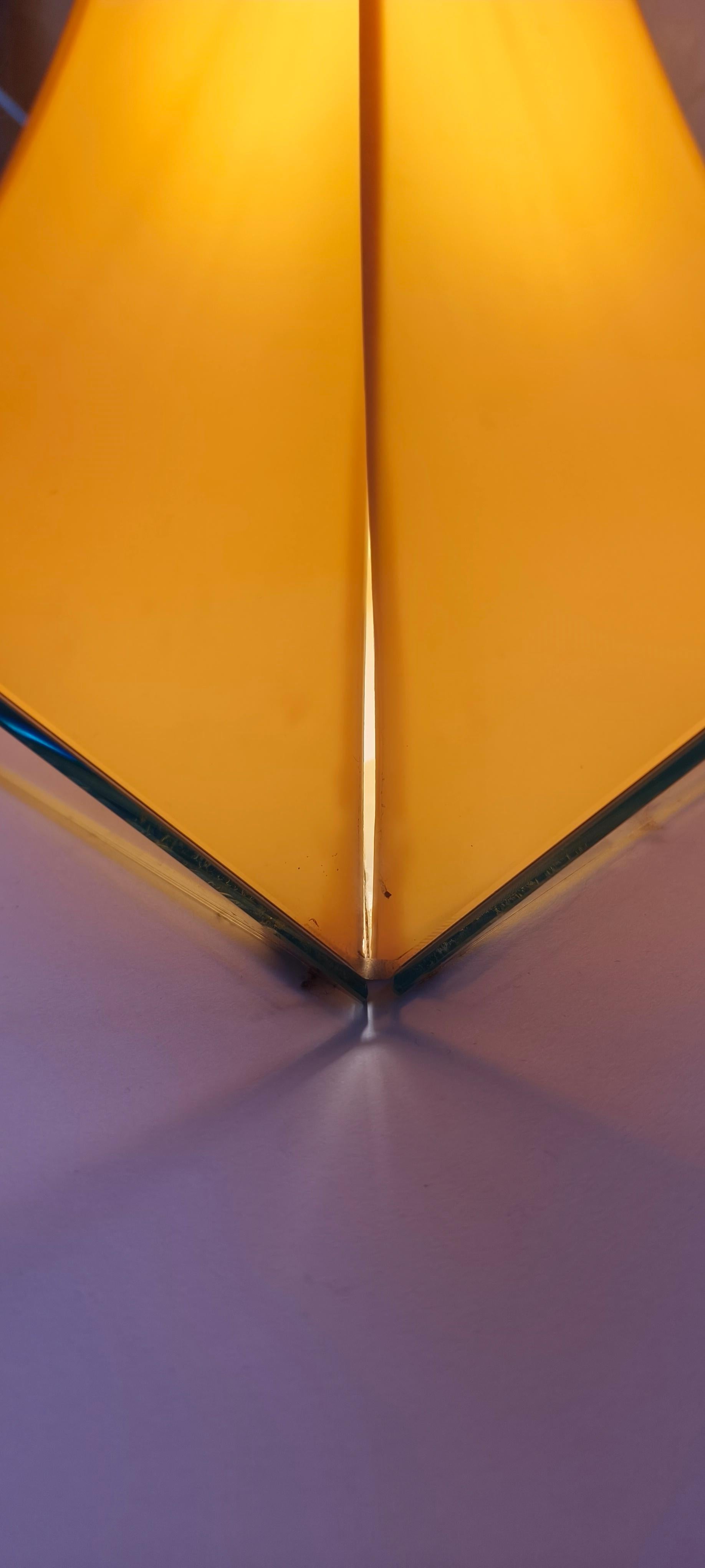 Big plexiglass sculpture lamp - 1970s - France - Multi-sided For Sale 12