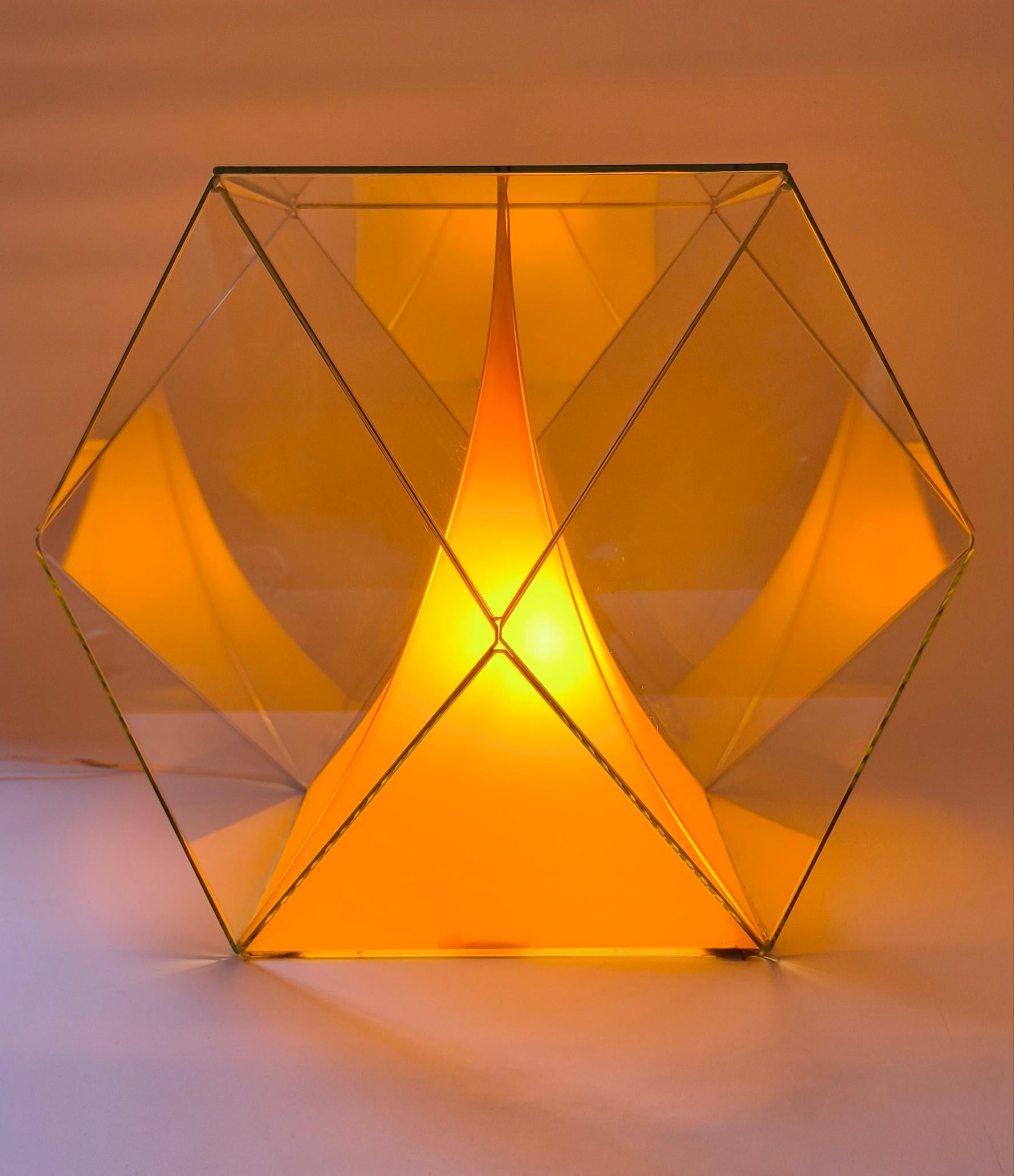 Big plexiglass sculpture lamp - 1970s - France - Multi-sided In Good Condition For Sale In Paris, FR