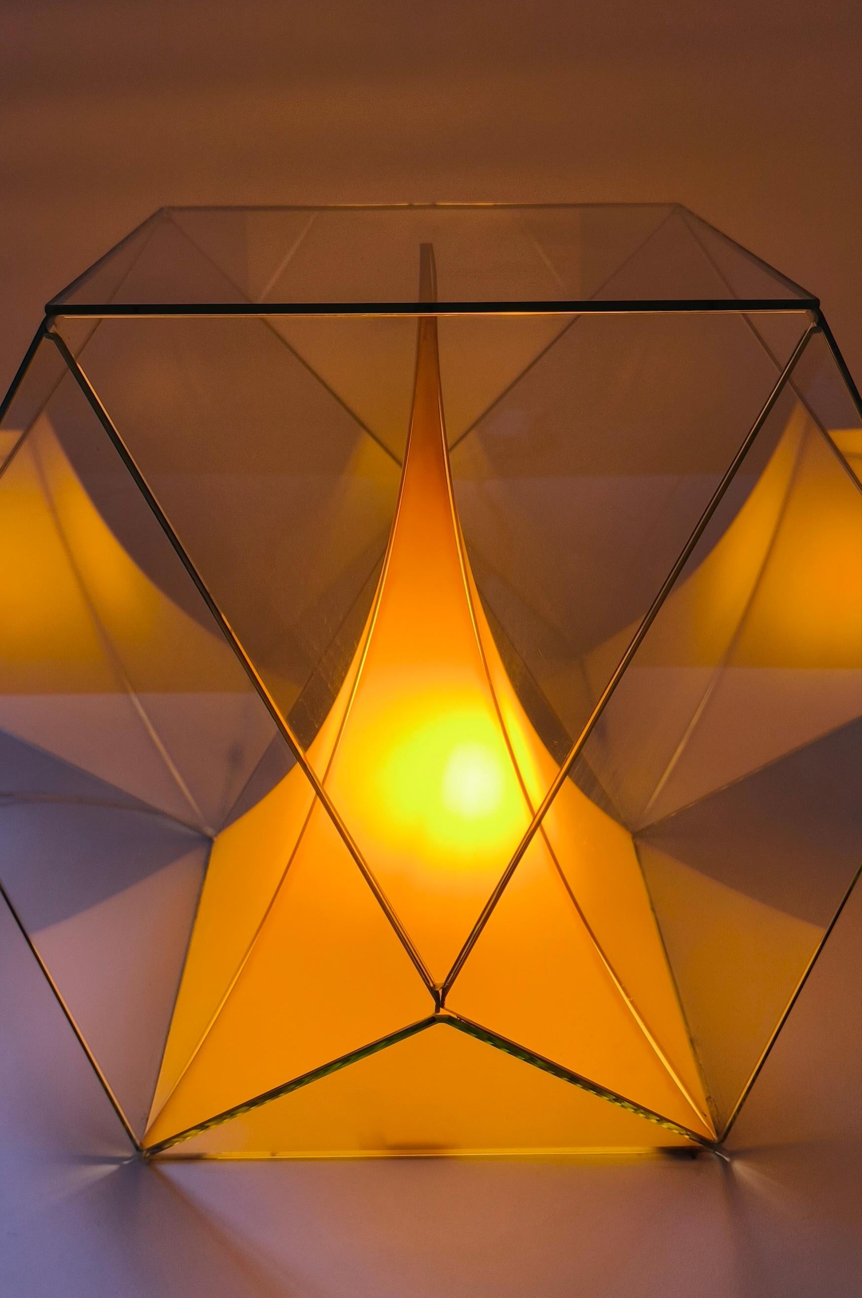 Big plexiglass sculpture lamp - 1970s - France - Multi-sided For Sale 2