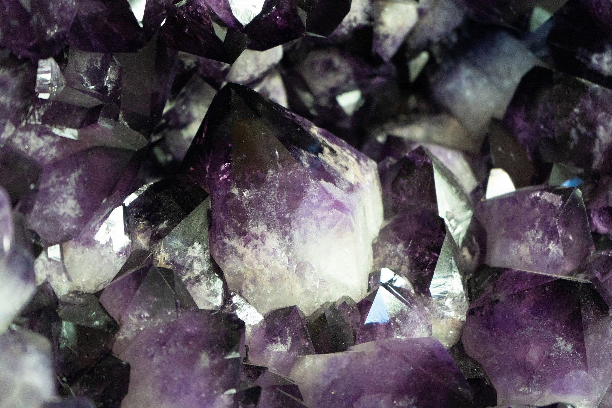 Amethyst has been highly prized since ancient times for its legendary powers to stimulate & soothe the energies of the mind & emotions. Agate is highly regarded as a stabilizing, strengthening & harmonious influence.

• Assists in calming fears &