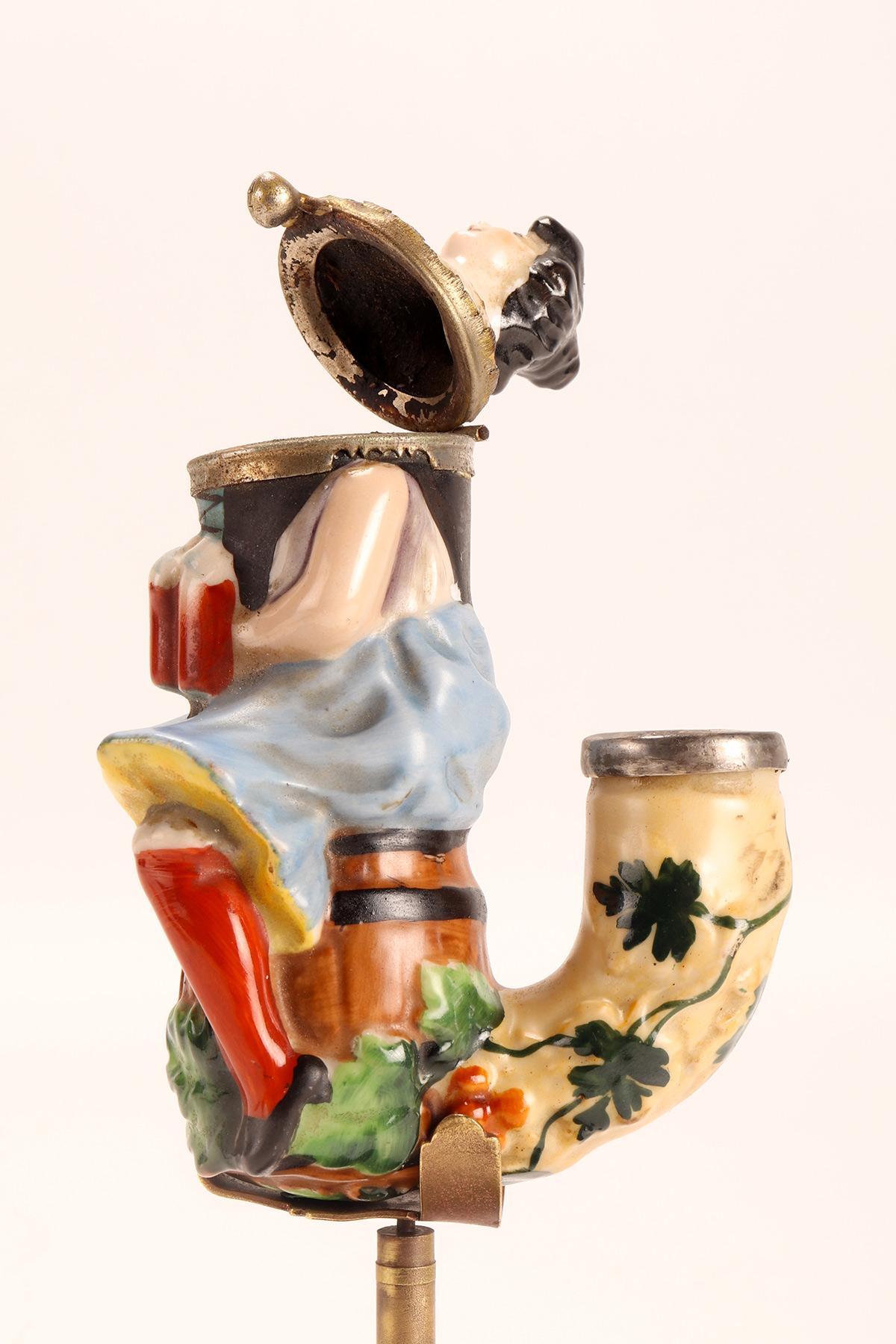 Big porcelain pipe: a waitress holding mugs of beer, Germany 1880. For Sale 2