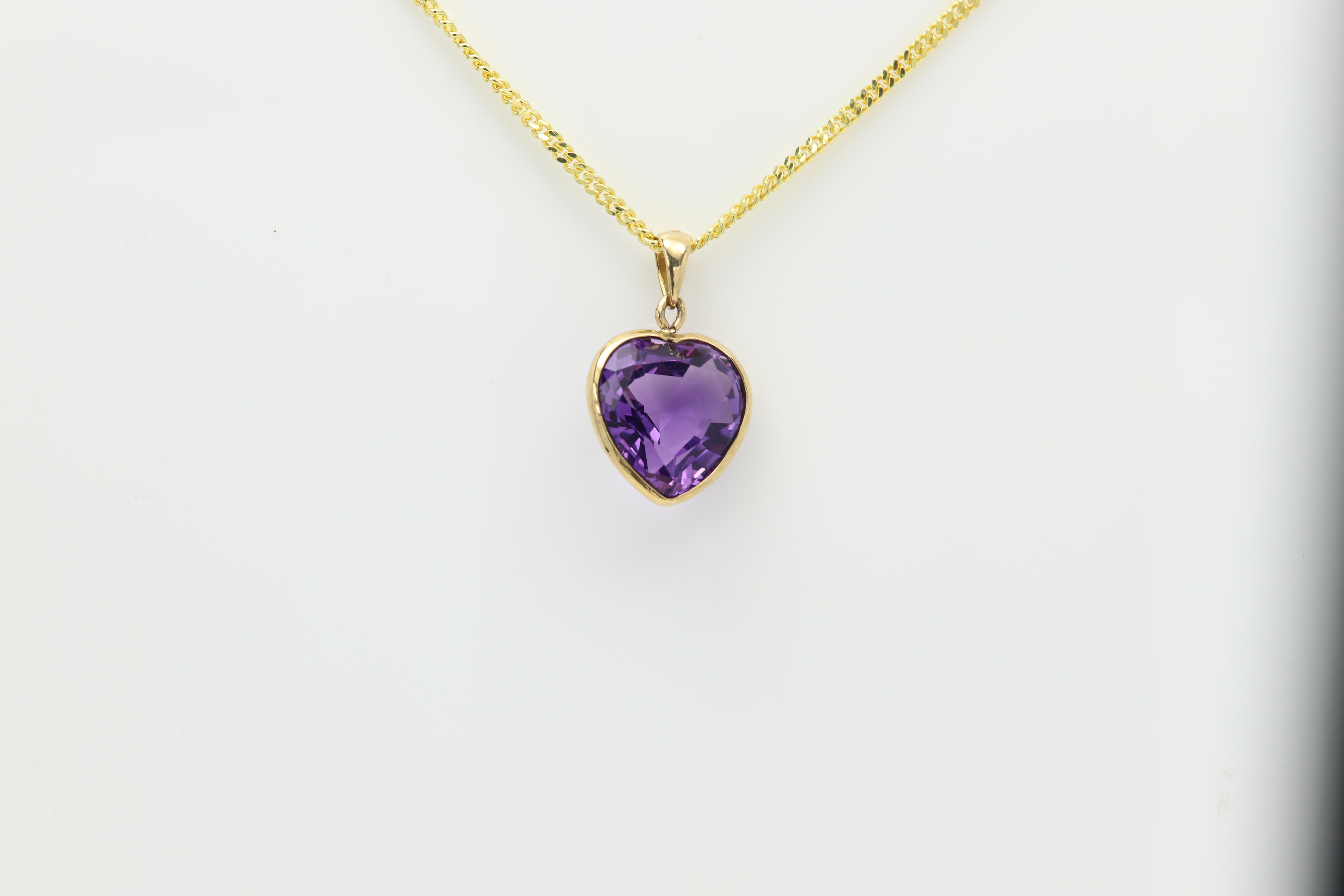 Big Purple Heart Pendant 14 Karat Yellow Gold Amethyst Heart Gemstone 13.6 carat For Sale 4