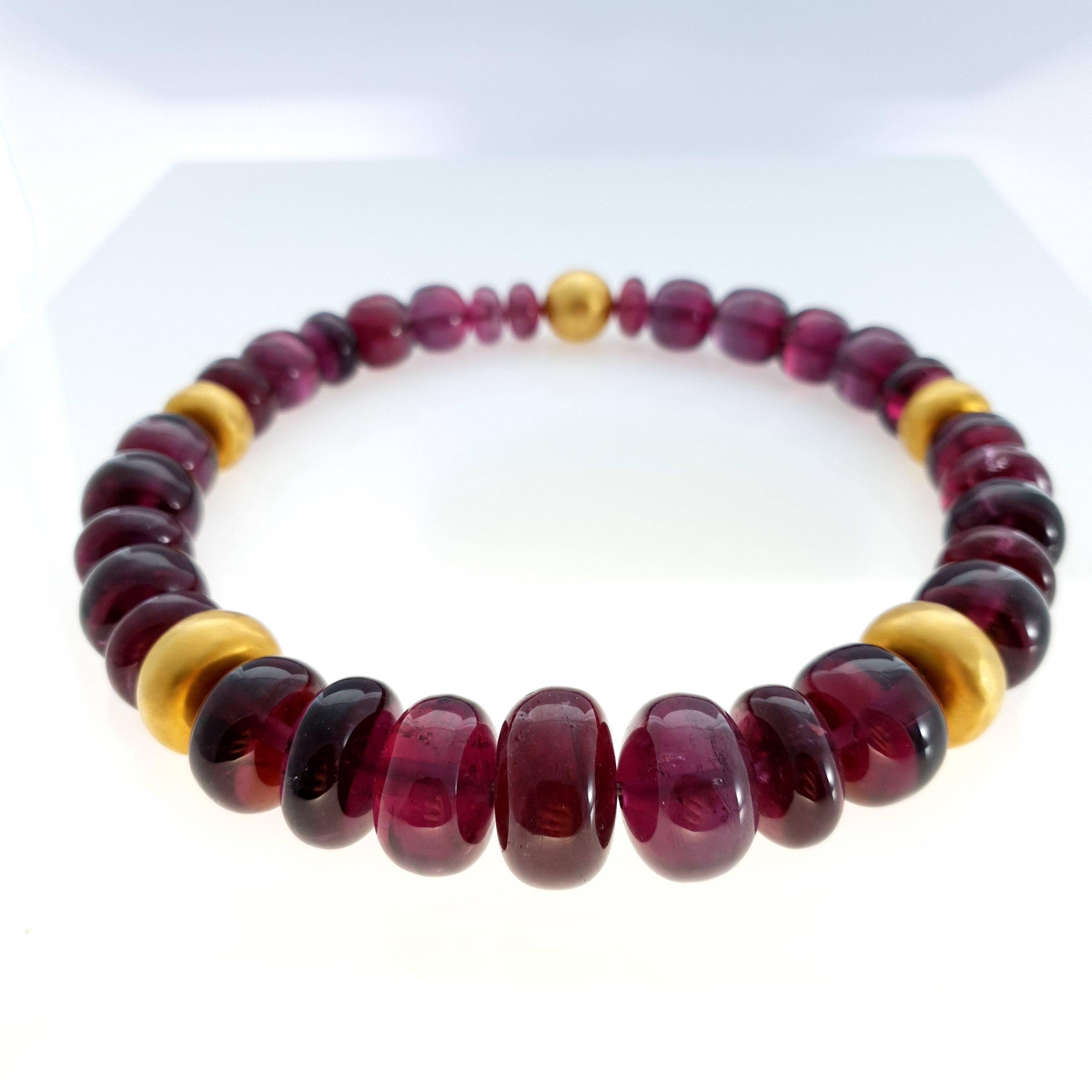 MASTERPIECE
This Big Natural Purple Rubelite Tourmaline Rondel Beaded Necklace with 18 Carat Yellow Gold matt is totally handmade. Cutting as well as goldwork are made in German quality. The screw clasp is easy to handle and very secure.
Outstanding