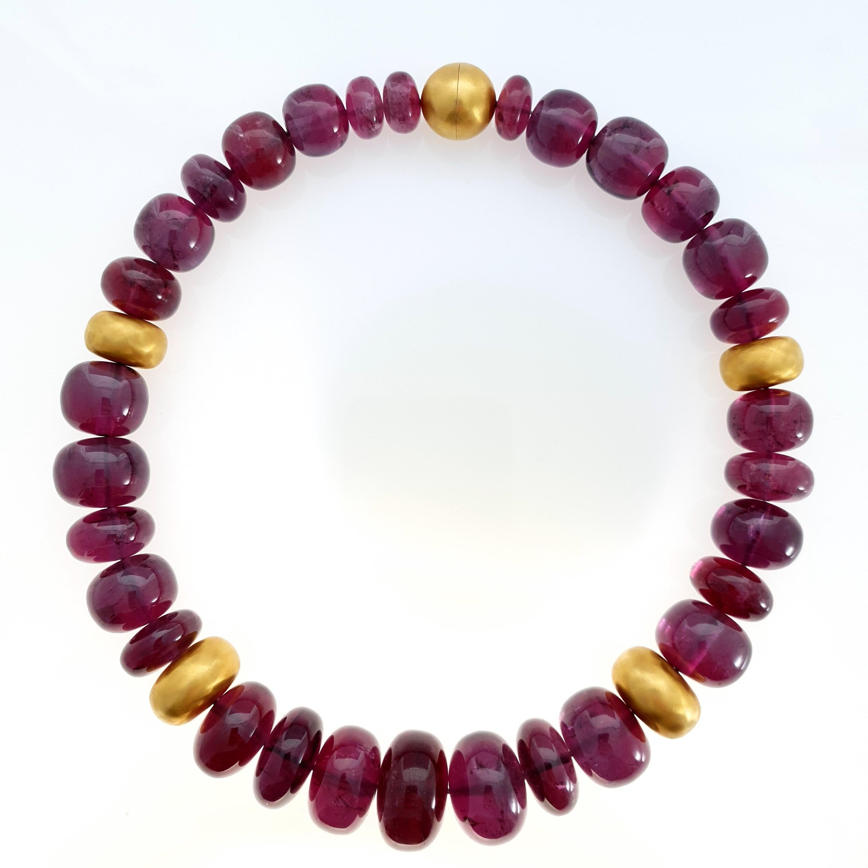 Big Purple Rubelite Tourmaline Rondel Beaded Necklace with 18 Carat Yellow Gold For Sale 3