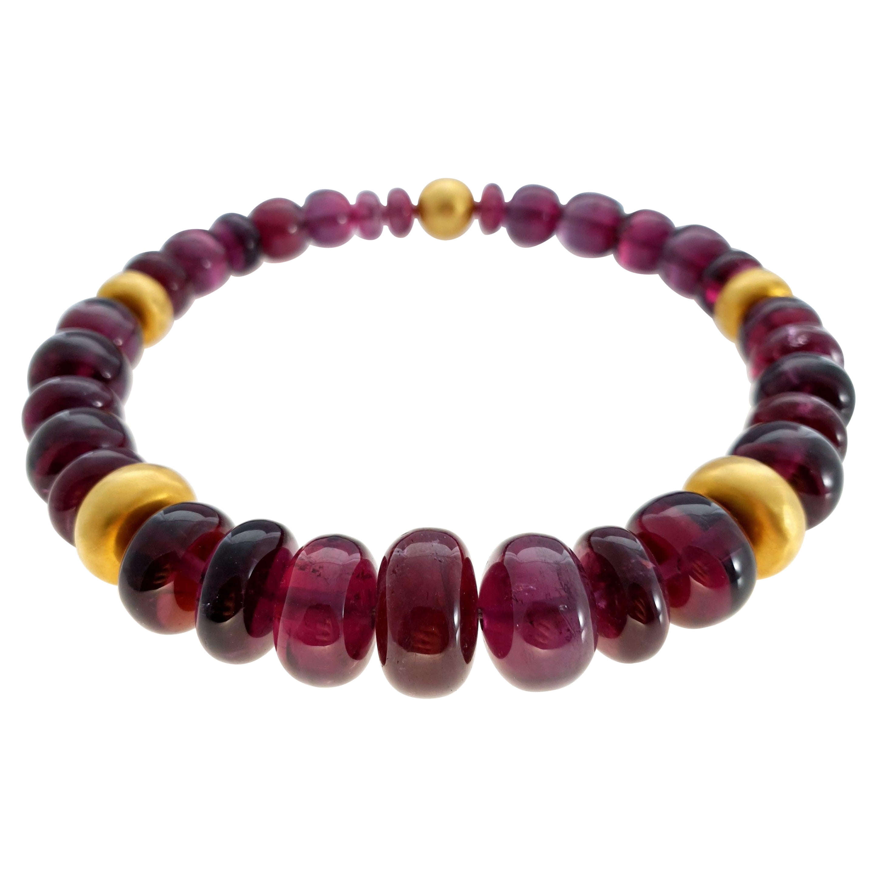 Collar de cuentas redondas de turmalina rubelita púrpura grande con oro amarillo de 18 quilates