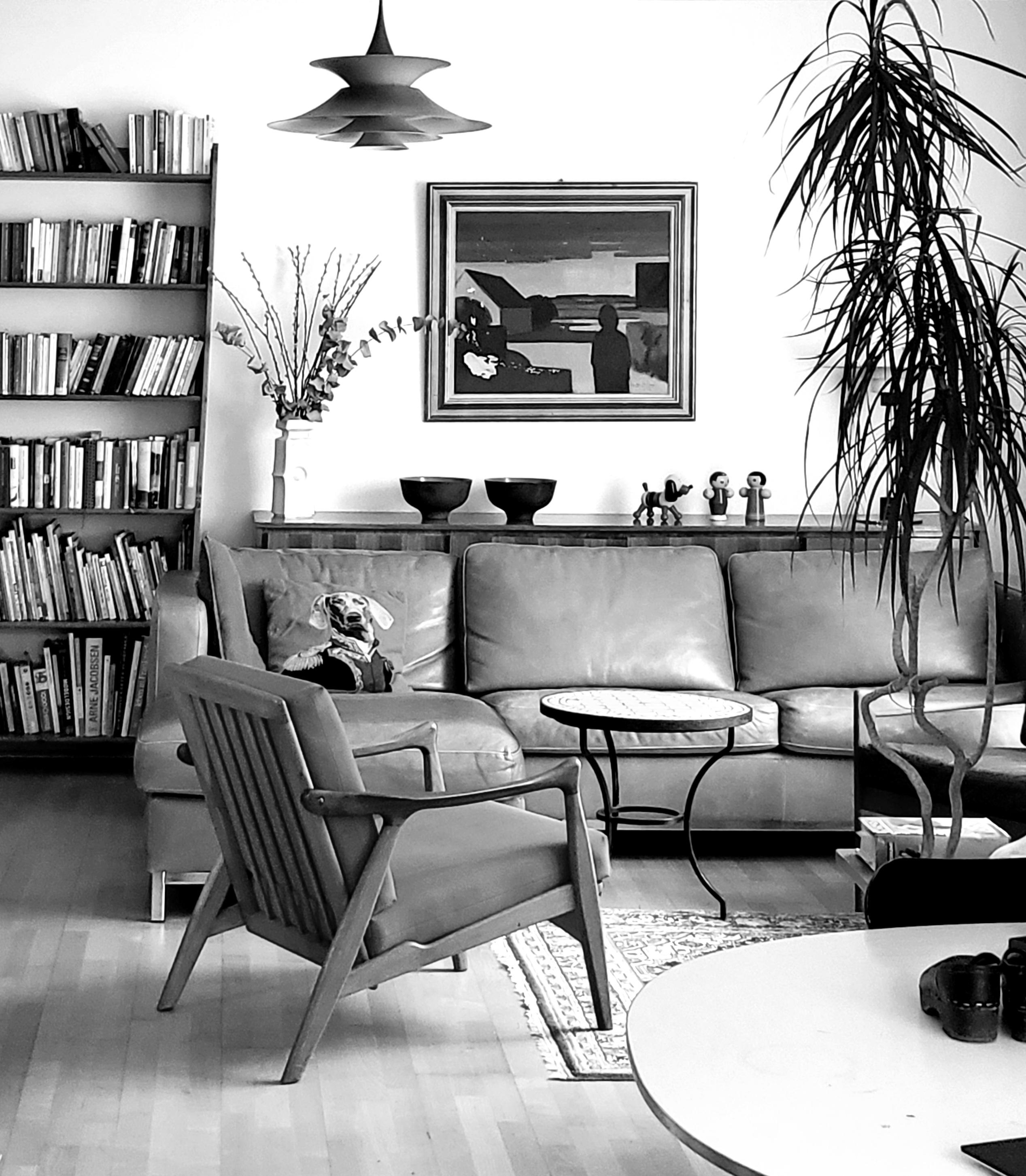 Dänische Deckenleuchte, die in den 1970er Jahren von Erik Balslev für Fog & Morup entworfen wurde. Der zweifarbige gebrannte braune Lack verleiht jedem Raum einen Hauch von Raffinesse. Das weiße Kabel verstärkt seine elegante Ausstrahlung.

Diese