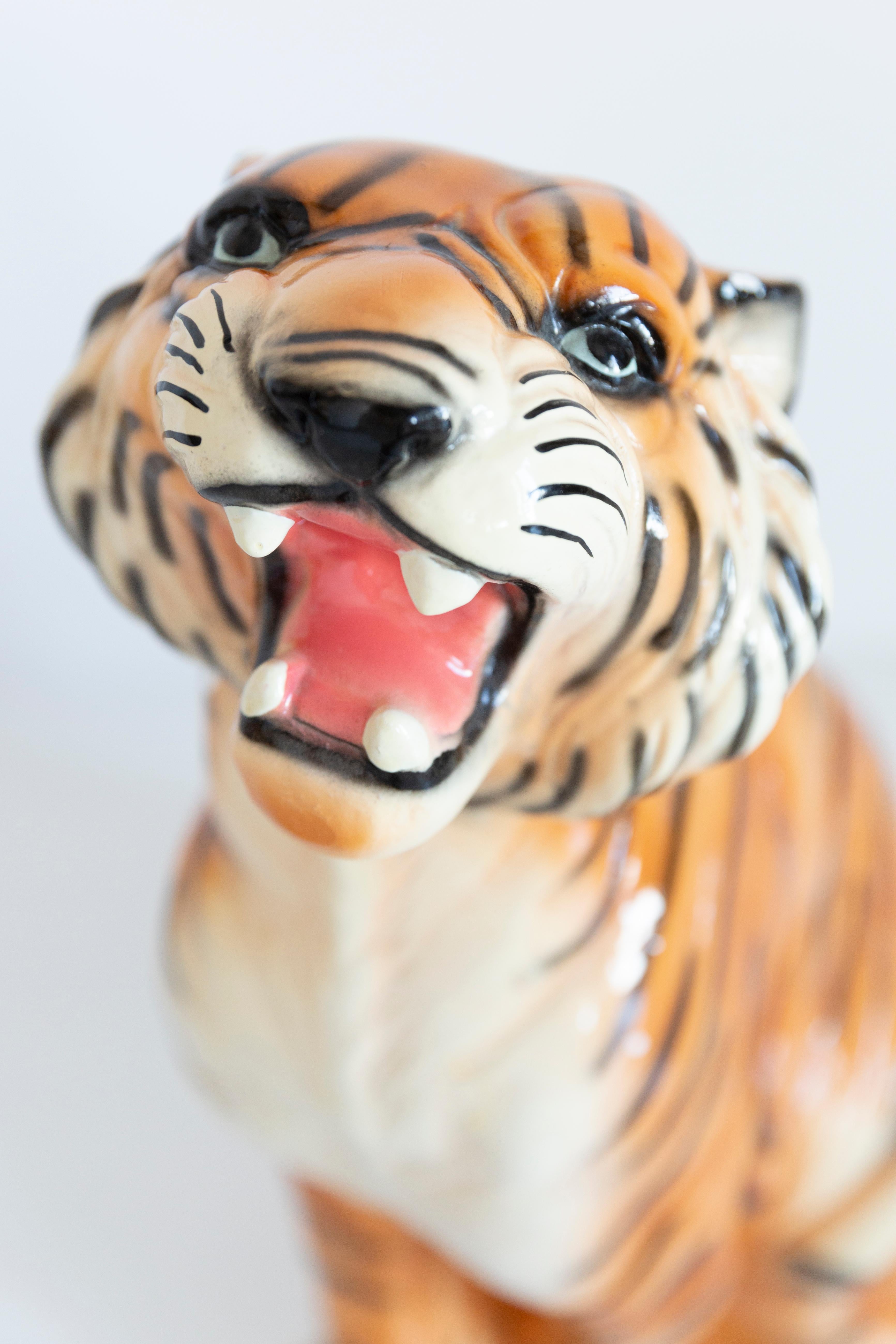 Mid-Century Modern Grande et rare sculpture décorative en céramique représentant un tigre, Italie, années 1960 en vente