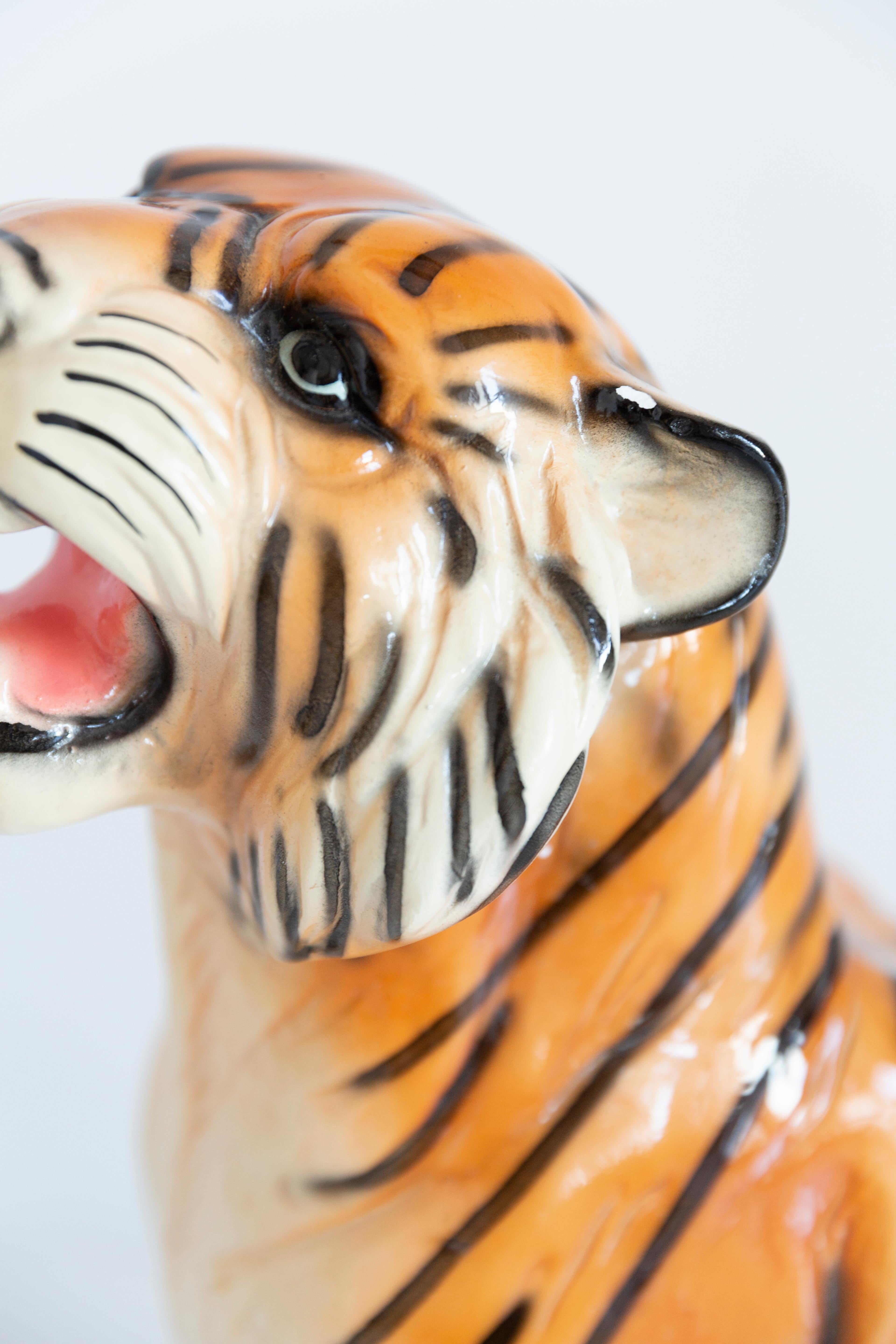 italien Grande et rare sculpture décorative en céramique représentant un tigre, Italie, années 1960 en vente