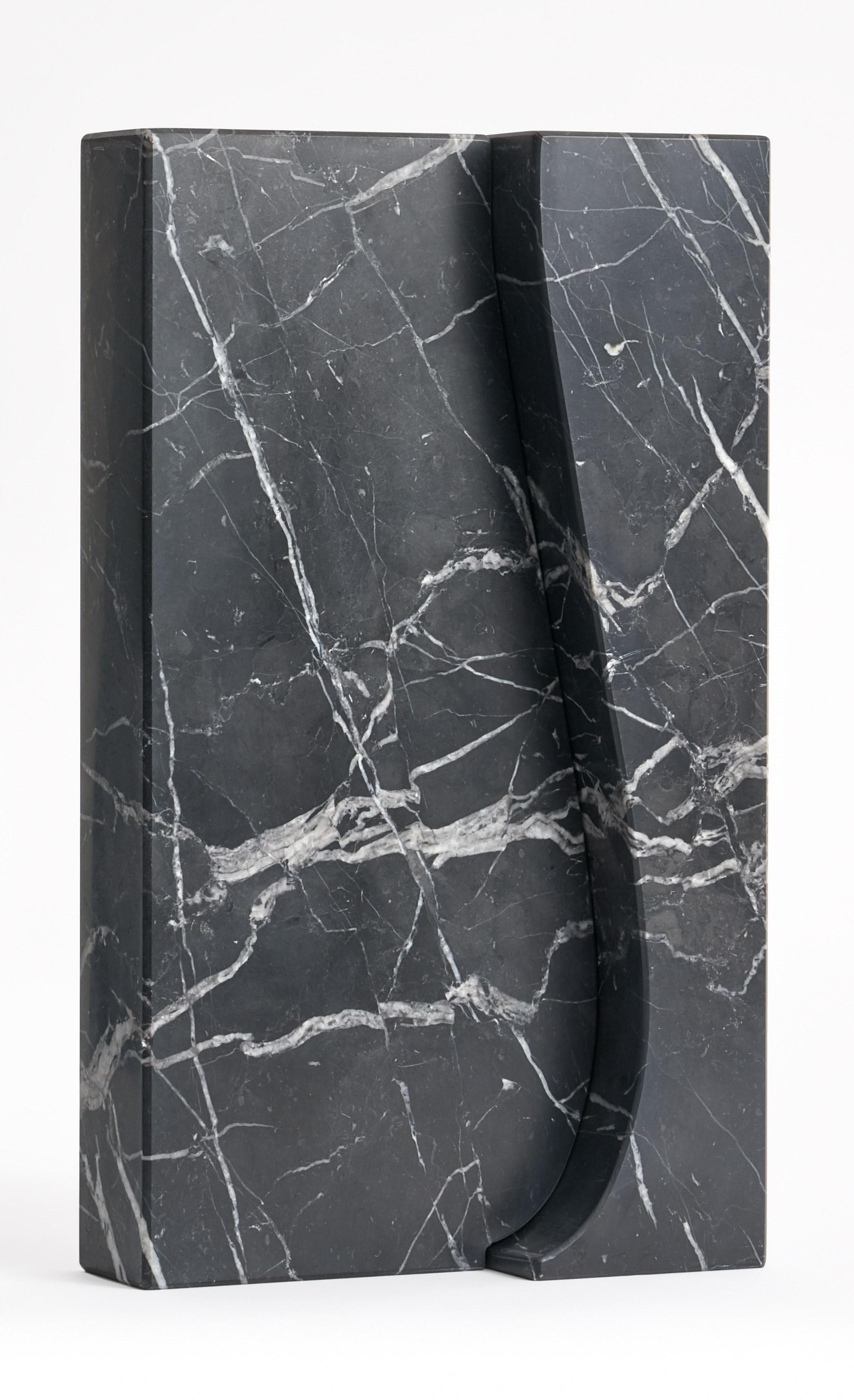 Big Recisi marble vase - Moreno Ratti
Dimensions: D 5 x W 20 x H 37 cm
Materials: Nero Marquina marble.
Available in other size and marble.

The memory of a children's game, like play with simple shape cut on paper.
The magic of the discovery