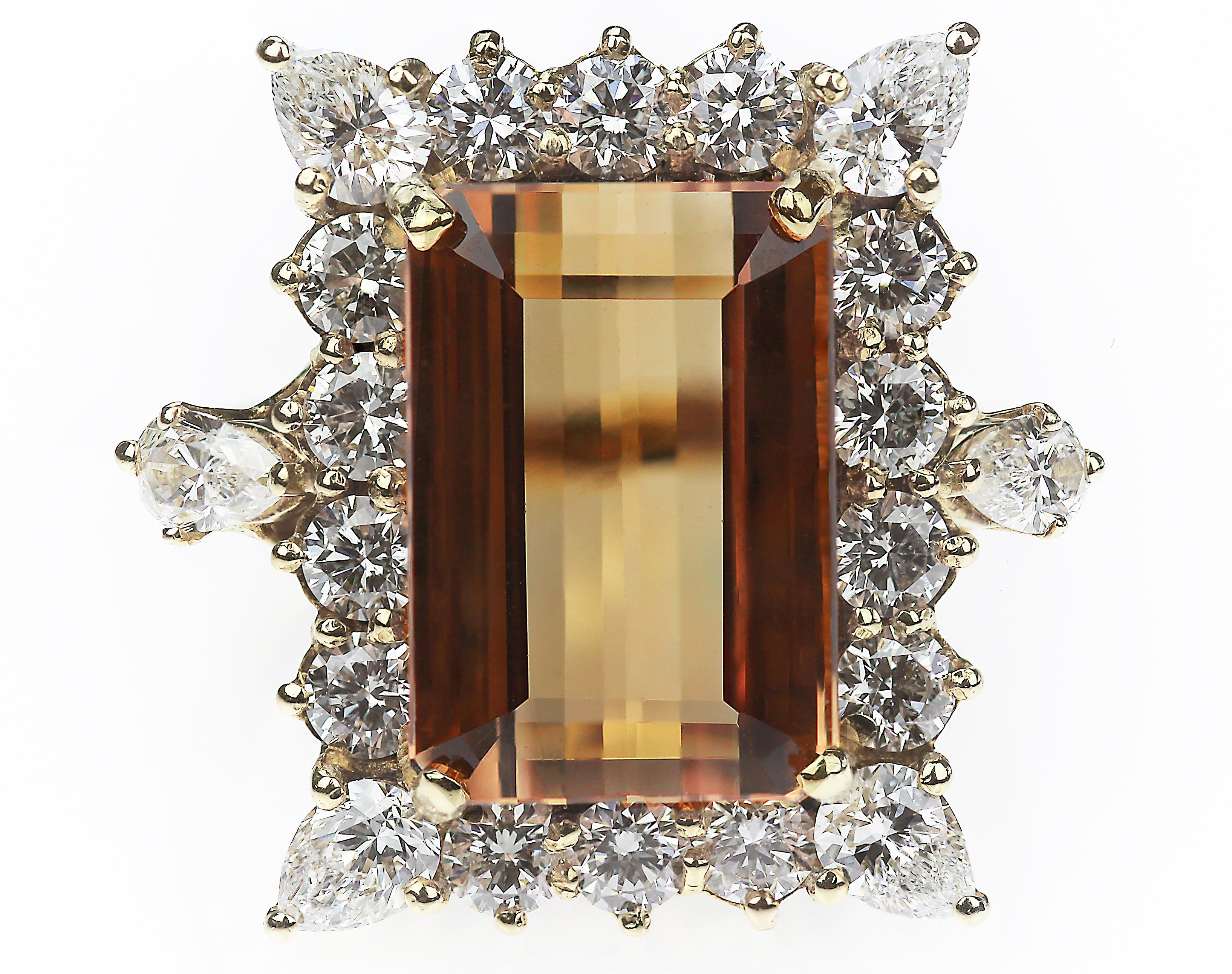 Wunderschöner Ring aus Topas und Gelbgold, bei dem der kühne Glanz des klobigen, rechteckig geschliffenen Topas mit einem sanften, warmen Schimmer schimmert, der das schwüle Gold ergänzt. 
Die Details dieses Rings sind göttlich: 20 glitzernde runde