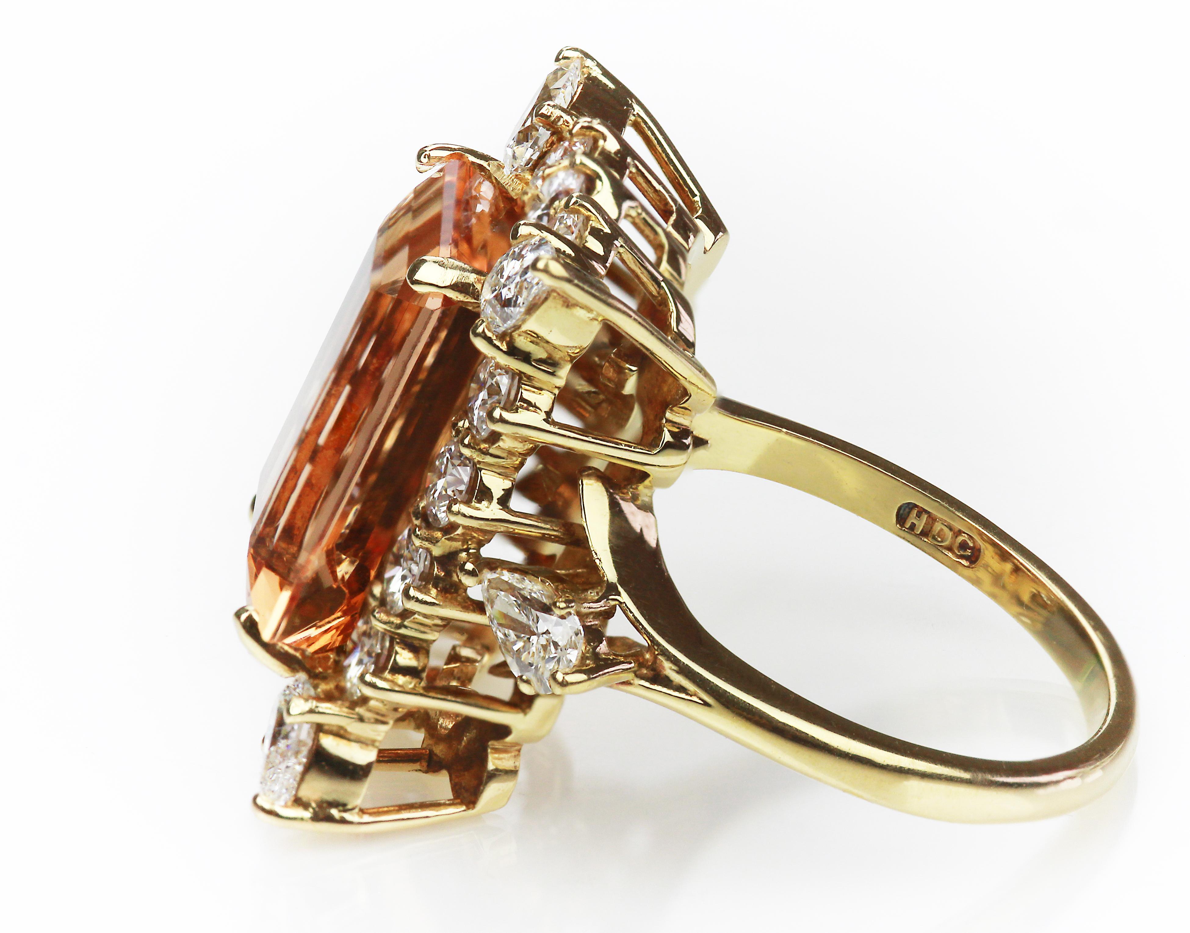 Rechteckiger kaiserlich orangefarbener Farbtopas in Diamantbordüre  gefasst in 18K Ring (Moderne) im Angebot