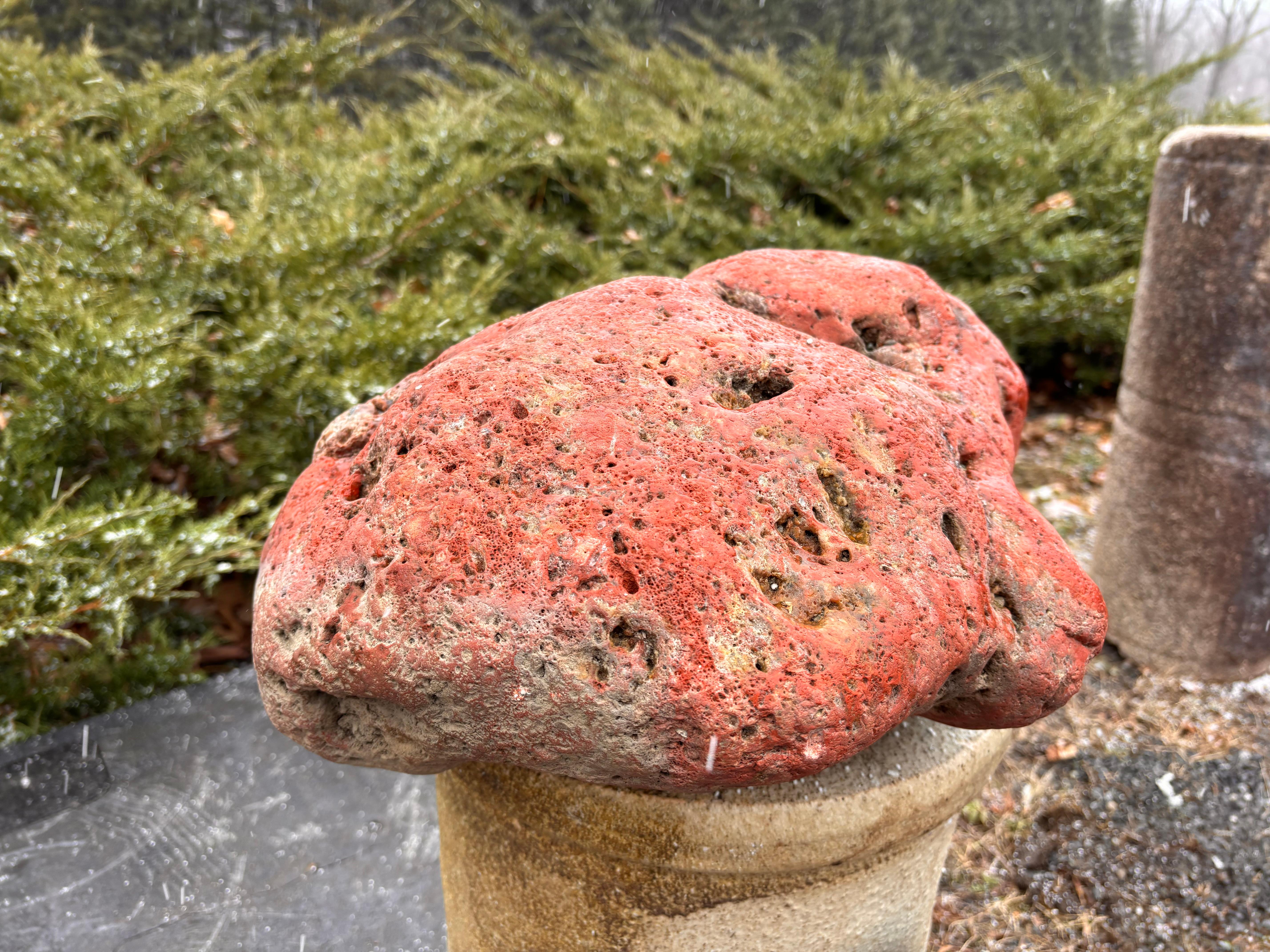 Piedra de jardín erudita en forma de montaña natural roja grande, belleza de roca espiritual Indonesio en venta