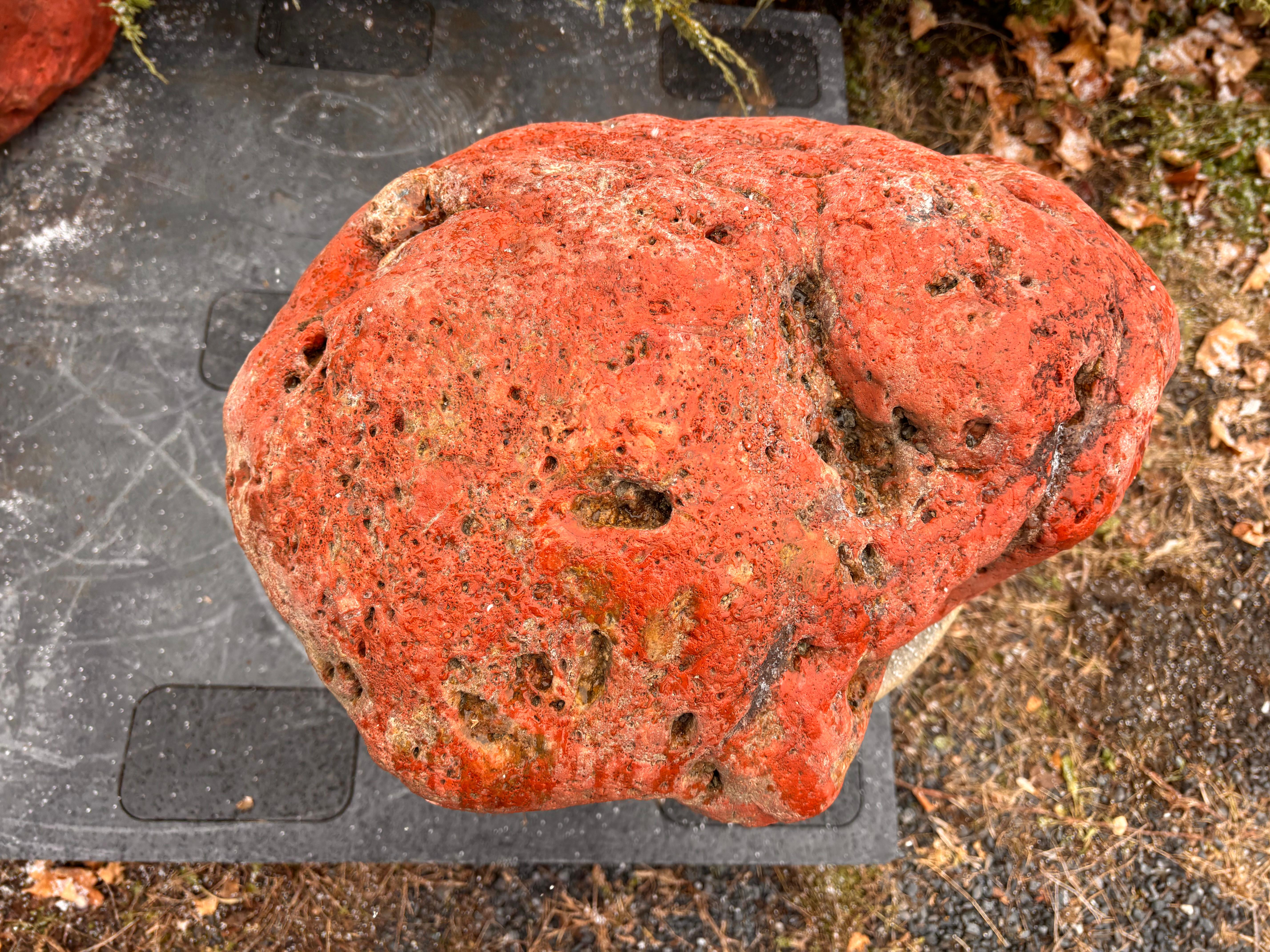 Piedra de jardín erudita en forma de montaña natural roja grande, belleza de roca espiritual en Bueno estado para la venta en South Burlington, VT