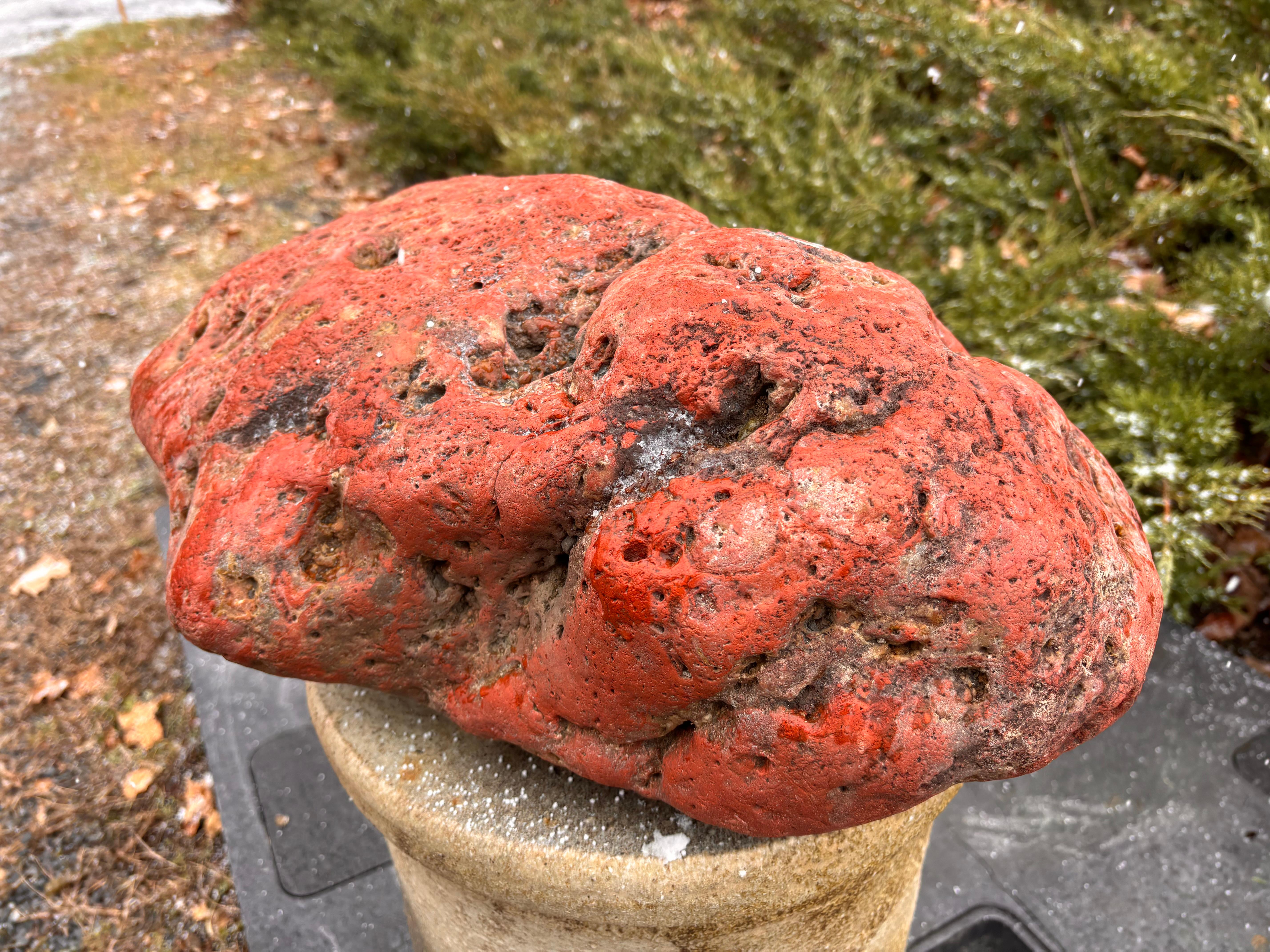 Piedra de jardín erudita en forma de montaña natural roja grande, belleza de roca espiritual siglo XX en venta