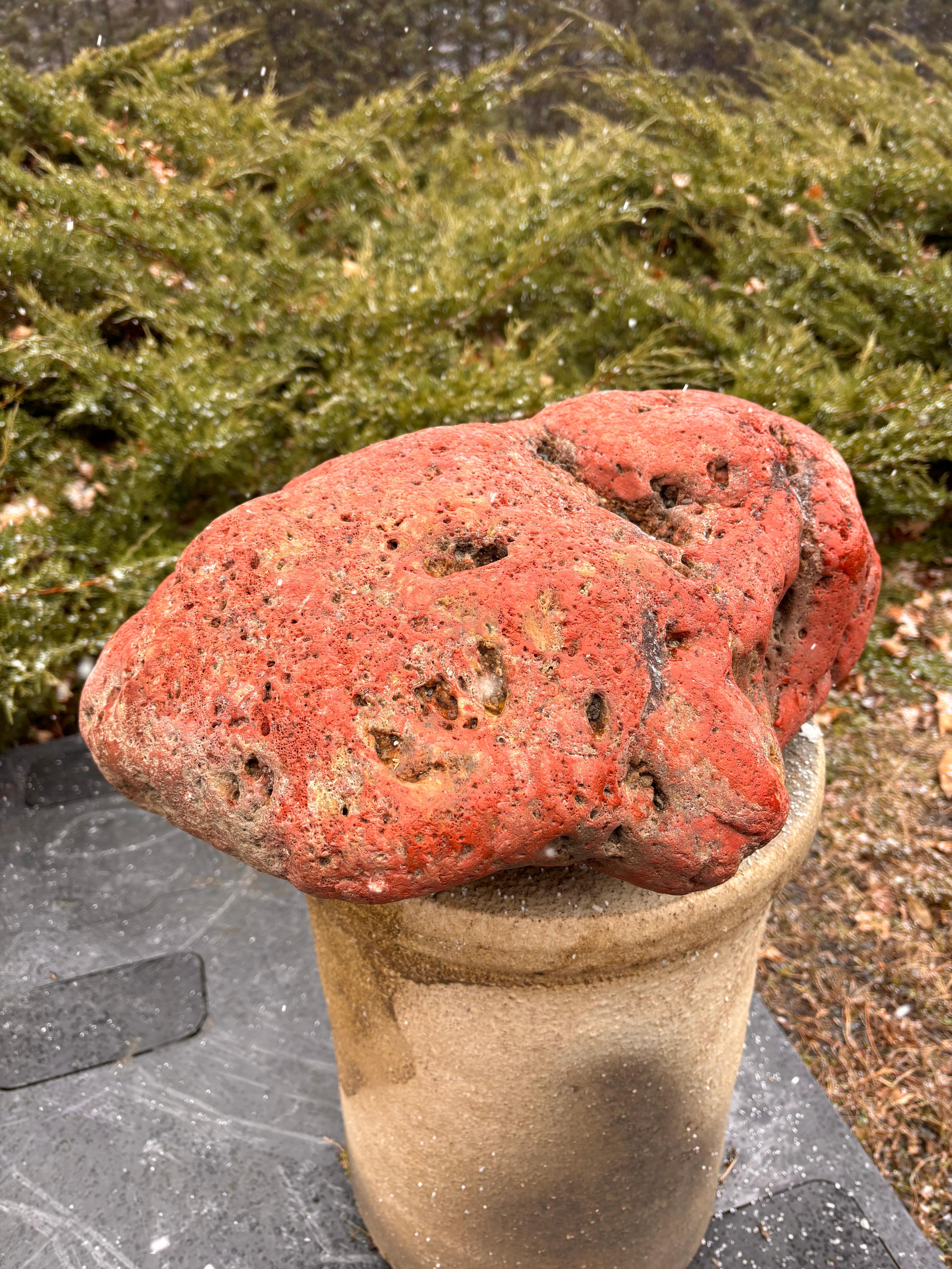 Piedra de jardín erudita en forma de montaña natural roja grande, belleza de roca espiritual en venta 2