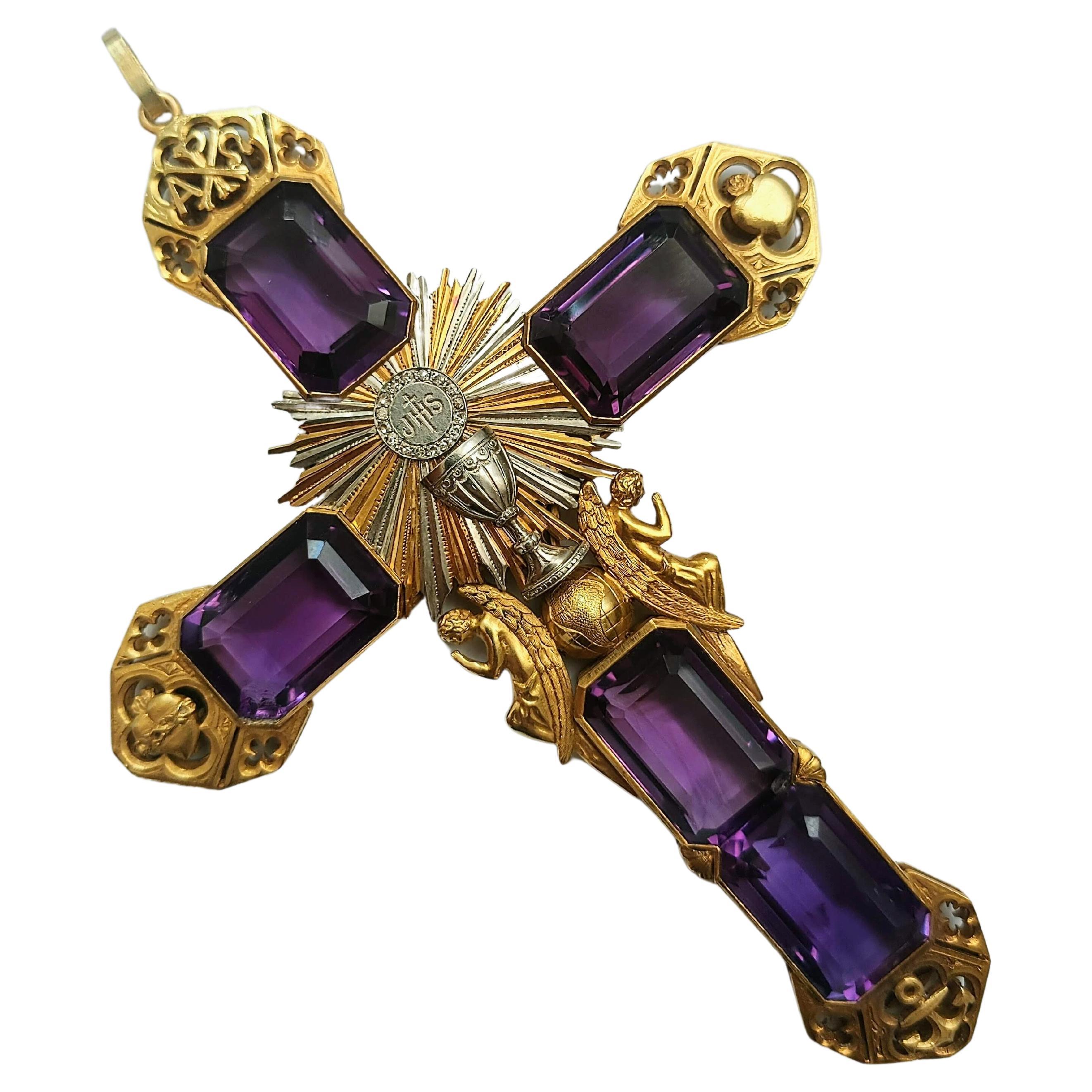 Spektakuläres großes Kreuz mit Kelch auf der Vorderseite und Medaille der Jungfrau Maria  Von Guadalupe auf der Rückseite in Gelbgold und Weiß 18 Karat Gesamtgewicht: 90,68 Gramm. Zarte Ornamente und Inschriften. Mit 6 Amethysten von schönem Ton und