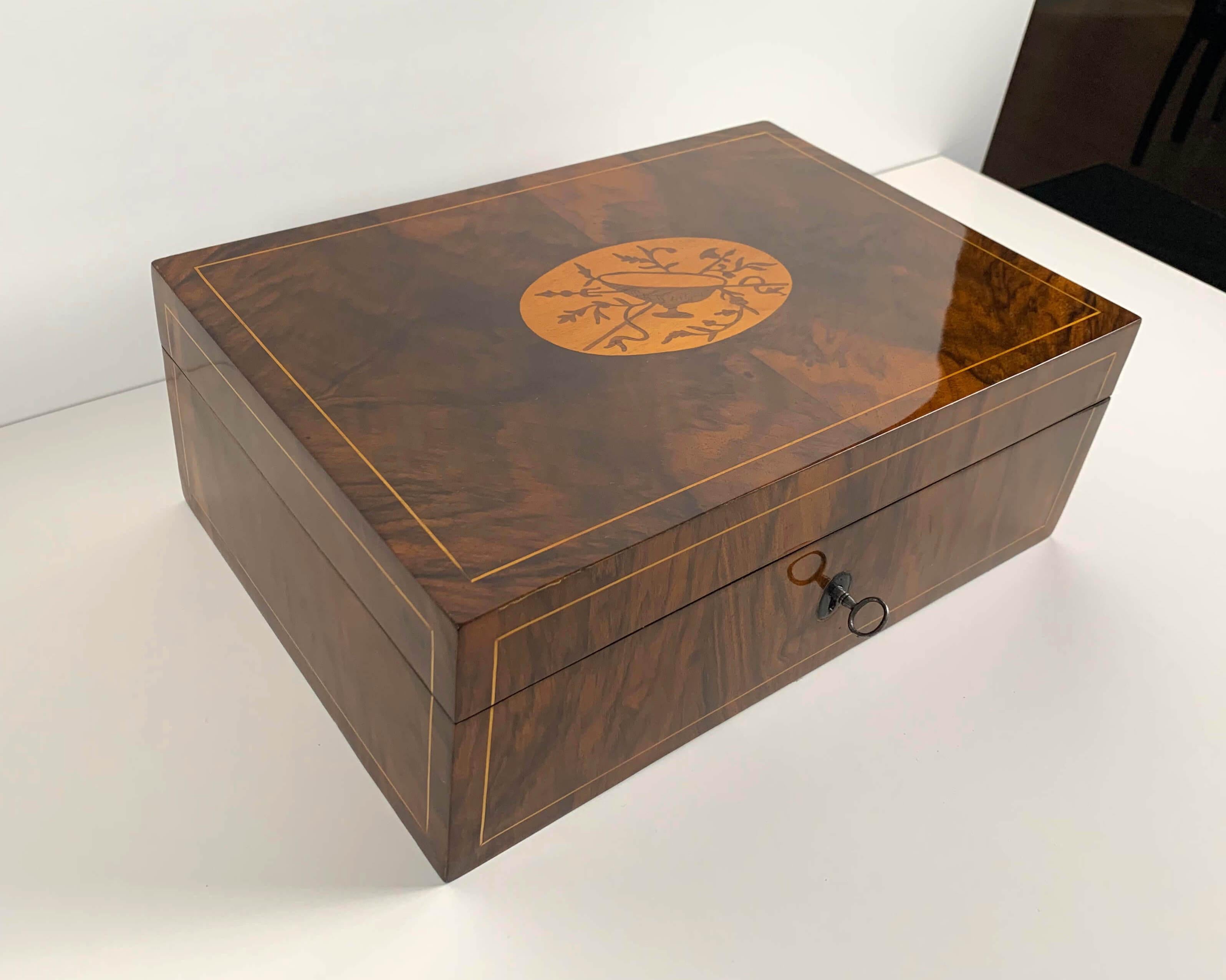 Big Restored Biedermeier Box, Walnut, Maple, Austria/Vienna, circa 1820 In Good Condition In Regensburg, DE