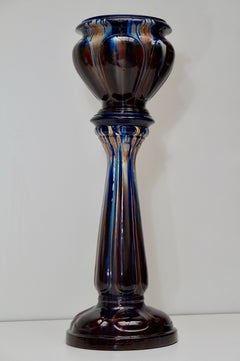 Großer, reich glasierter, handgetöpferter keramischer Übertopf mit Henkel, Jardinière auf einer Säule