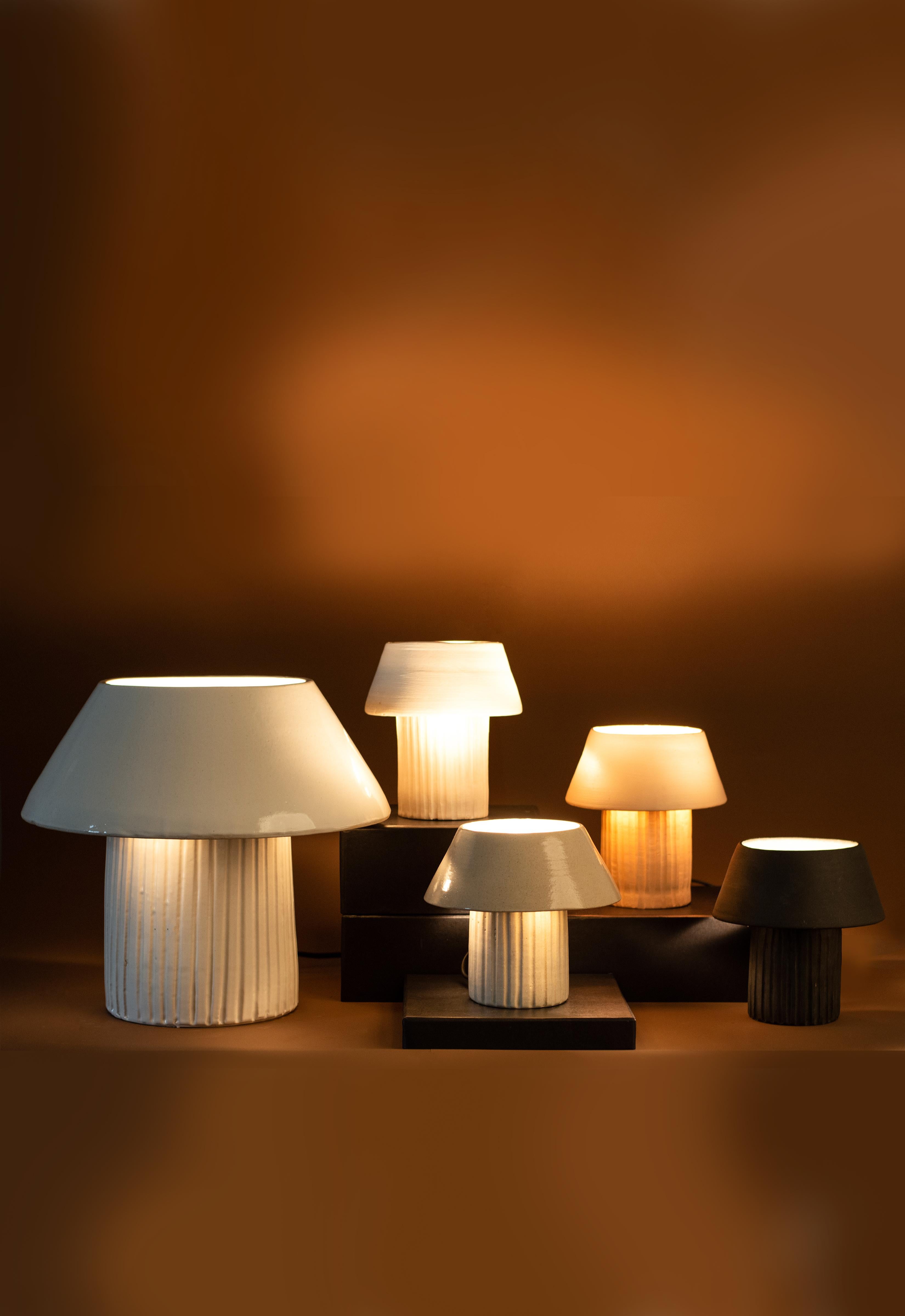 Lampe à poser Bigli en argile par Harshita Jhamtani Designs en vente 3